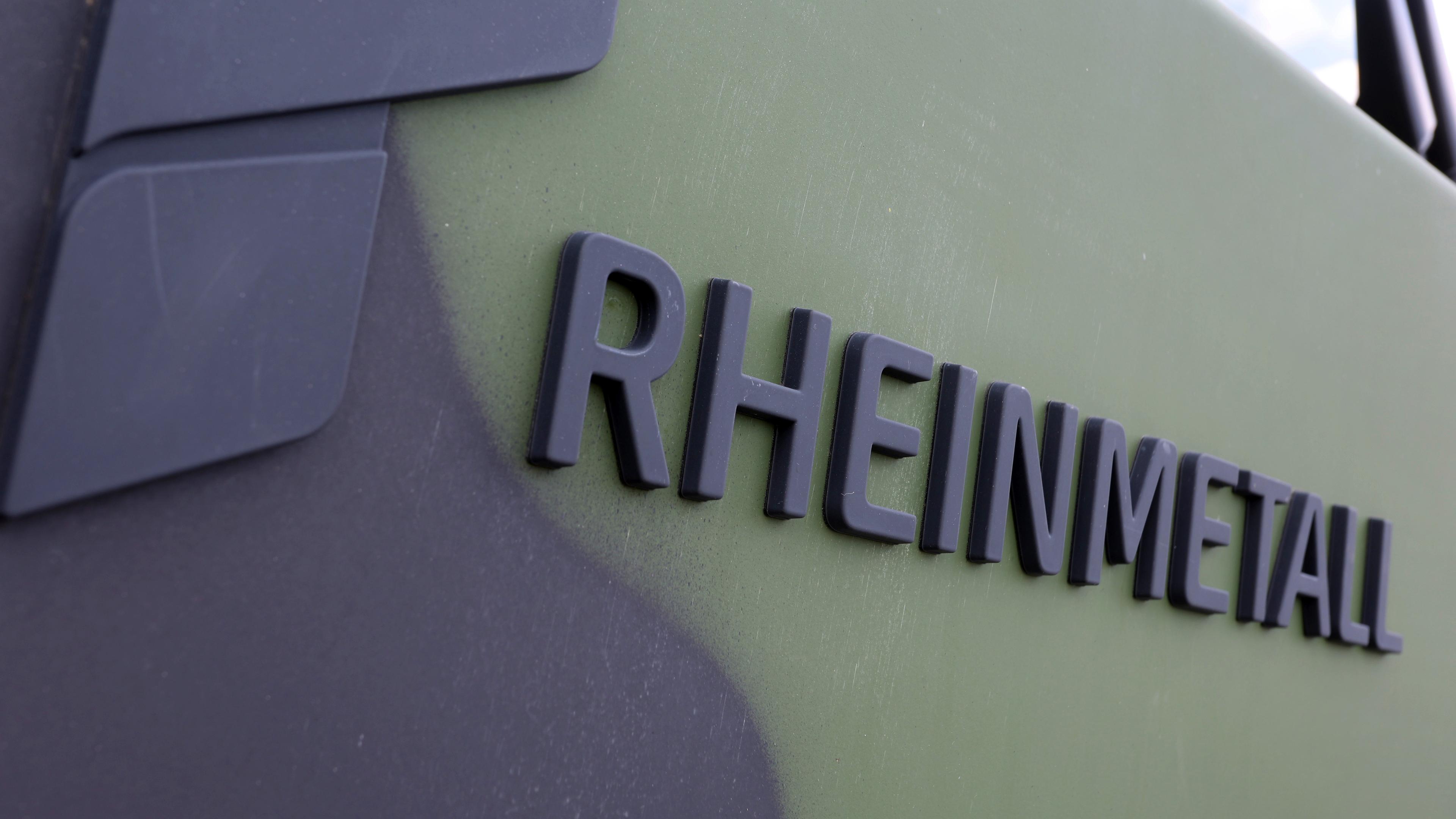 Bayern, Kaufbeuren: "Rheinmetall" ist an einer Richtfunkkabine des Flugabwehrraketensystems Patriot beim Tag der Bundeswehr auf dem Fliegerhorst zu lesen. 