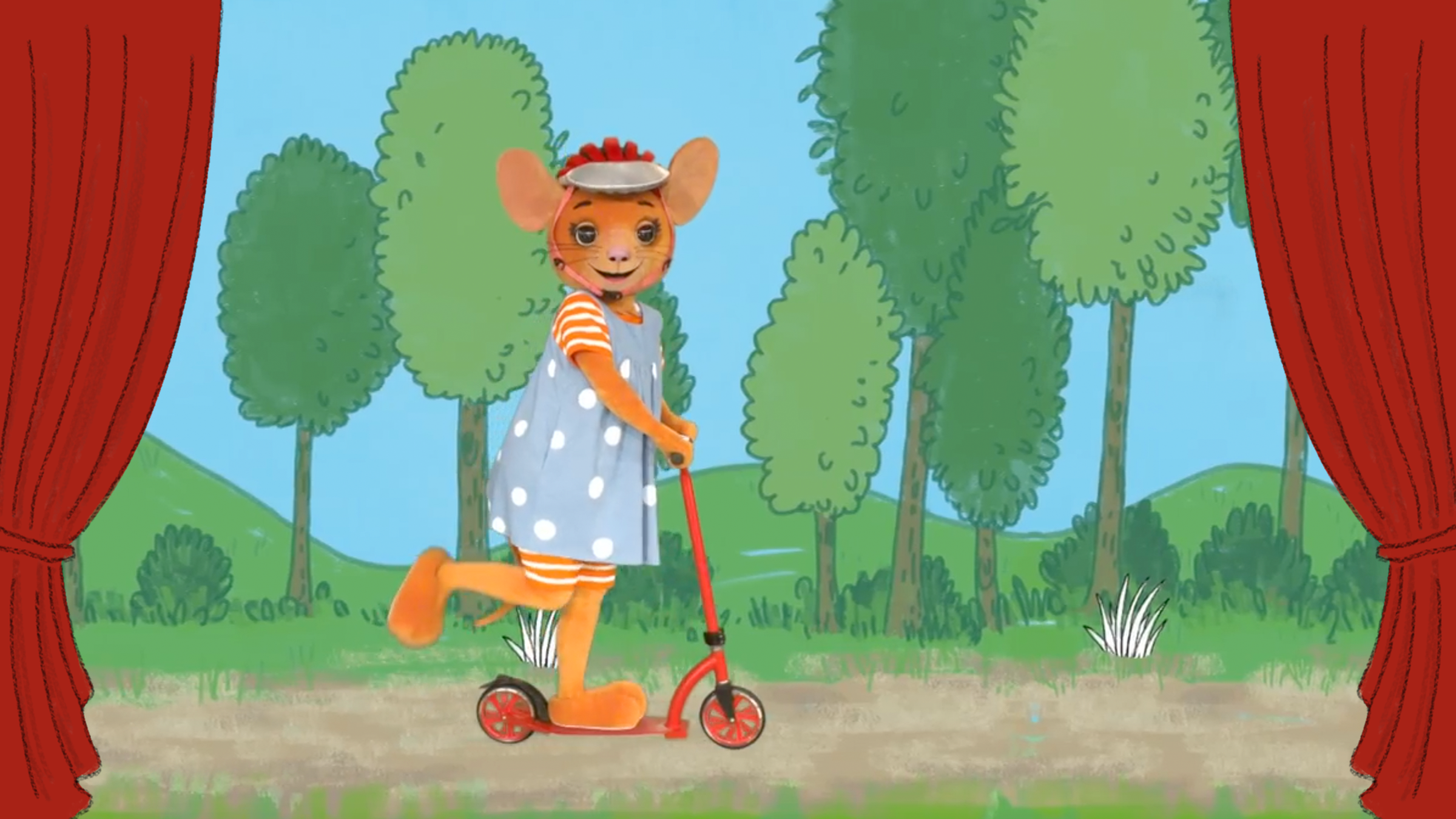 Naya (Bildmitte) steht auf ihrem roten Roller vor einen Wald-Hintergrund. Sie trägt einen Schutzhelm. Rechts und links ist das Bild von roten Theatervorhängen eingerahmt.
