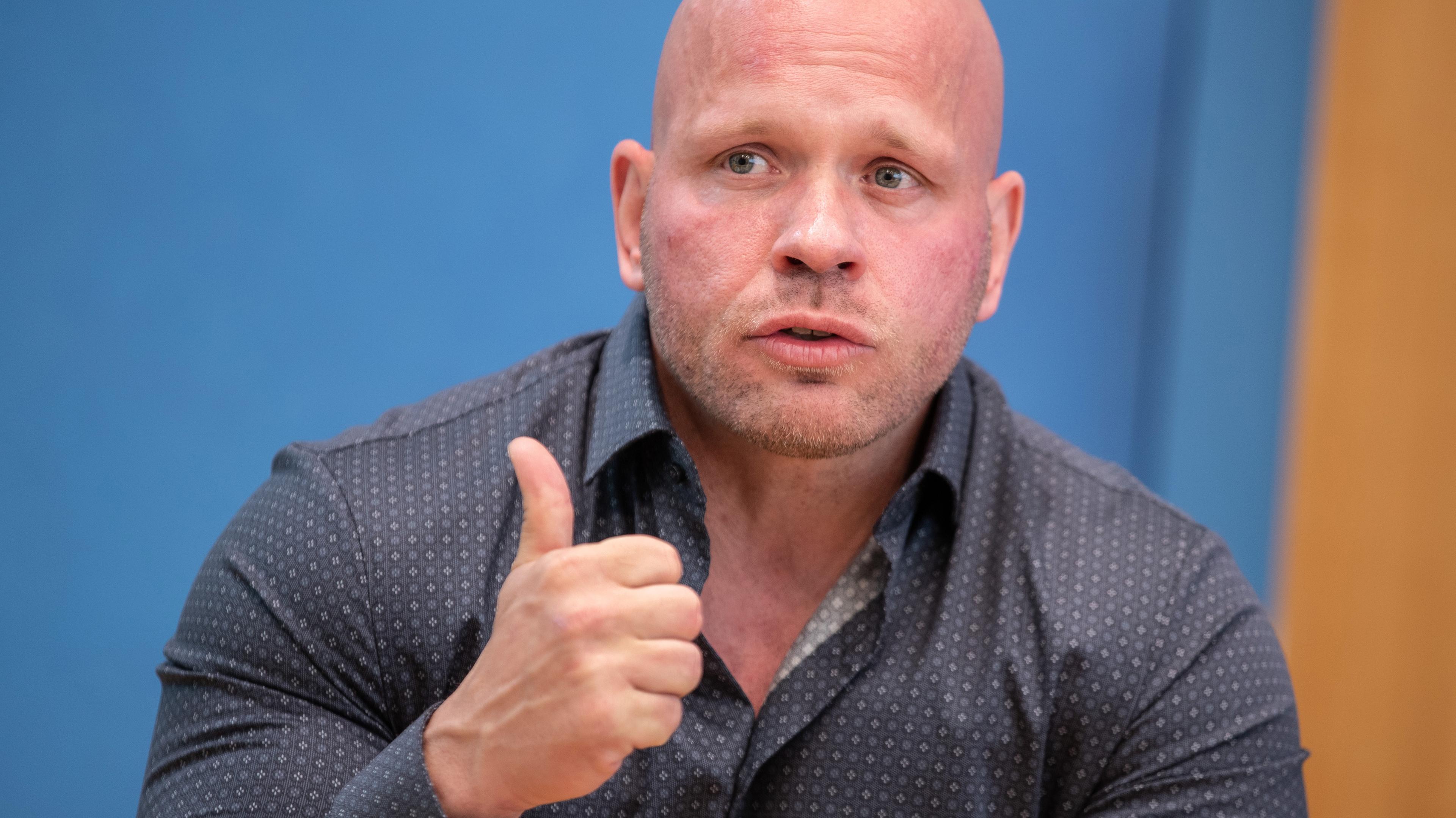 Intensivpfleger Ricardo Lange spricht auf der Bundespressekonferenz.