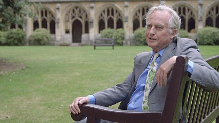 Richard Dawkins auf einer Bank im Park