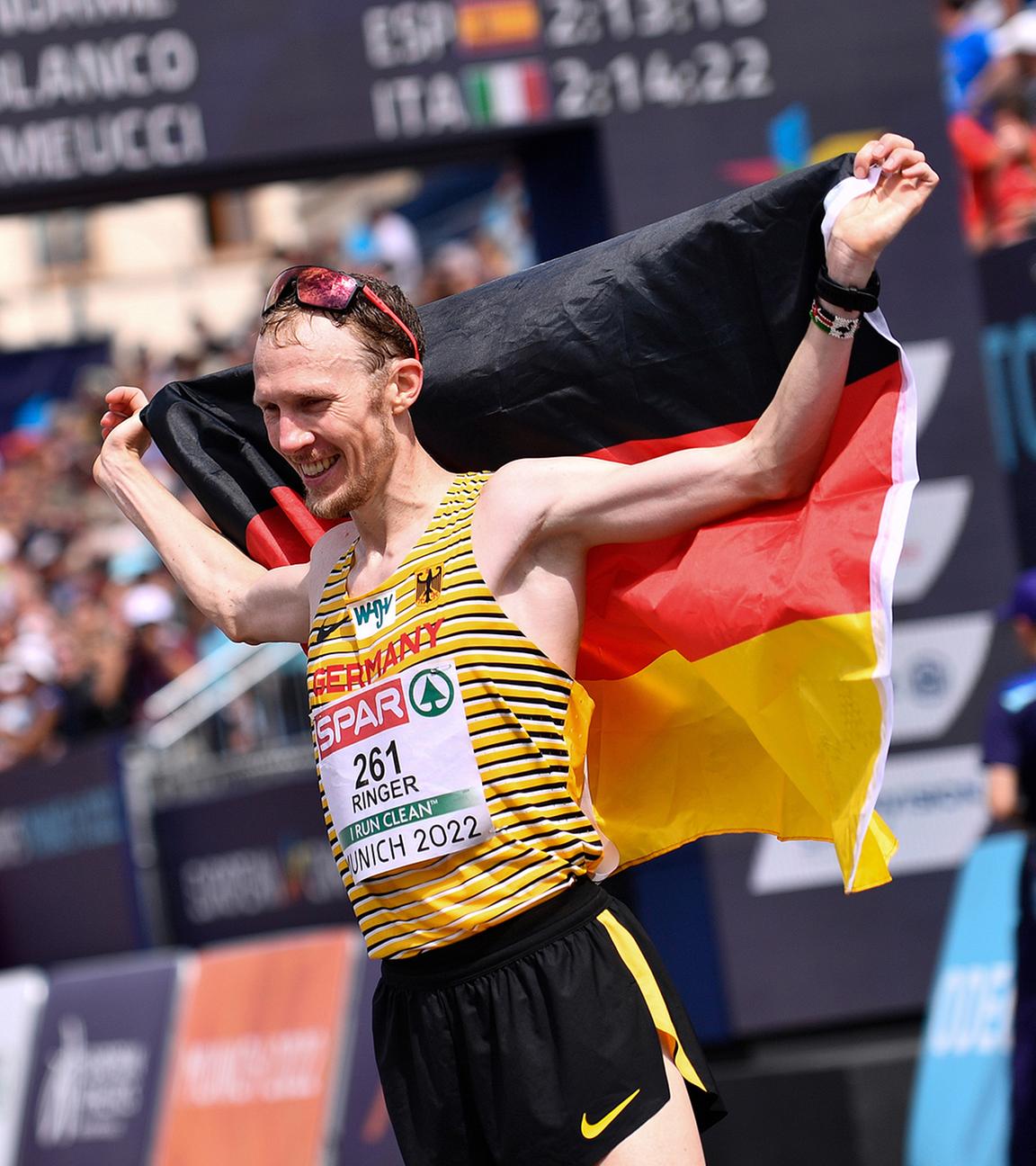 Der deutschen Marathonläufer Richard Ringer gewinnt das Rennen und jubelt nach dem Zieleinlauf.