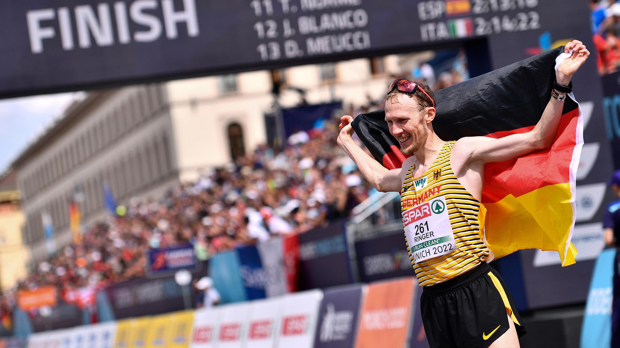 Der deutschen Marathonläufer Richard Ringer gewinnt das Rennen und jubelt nach dem Zieleinlauf.