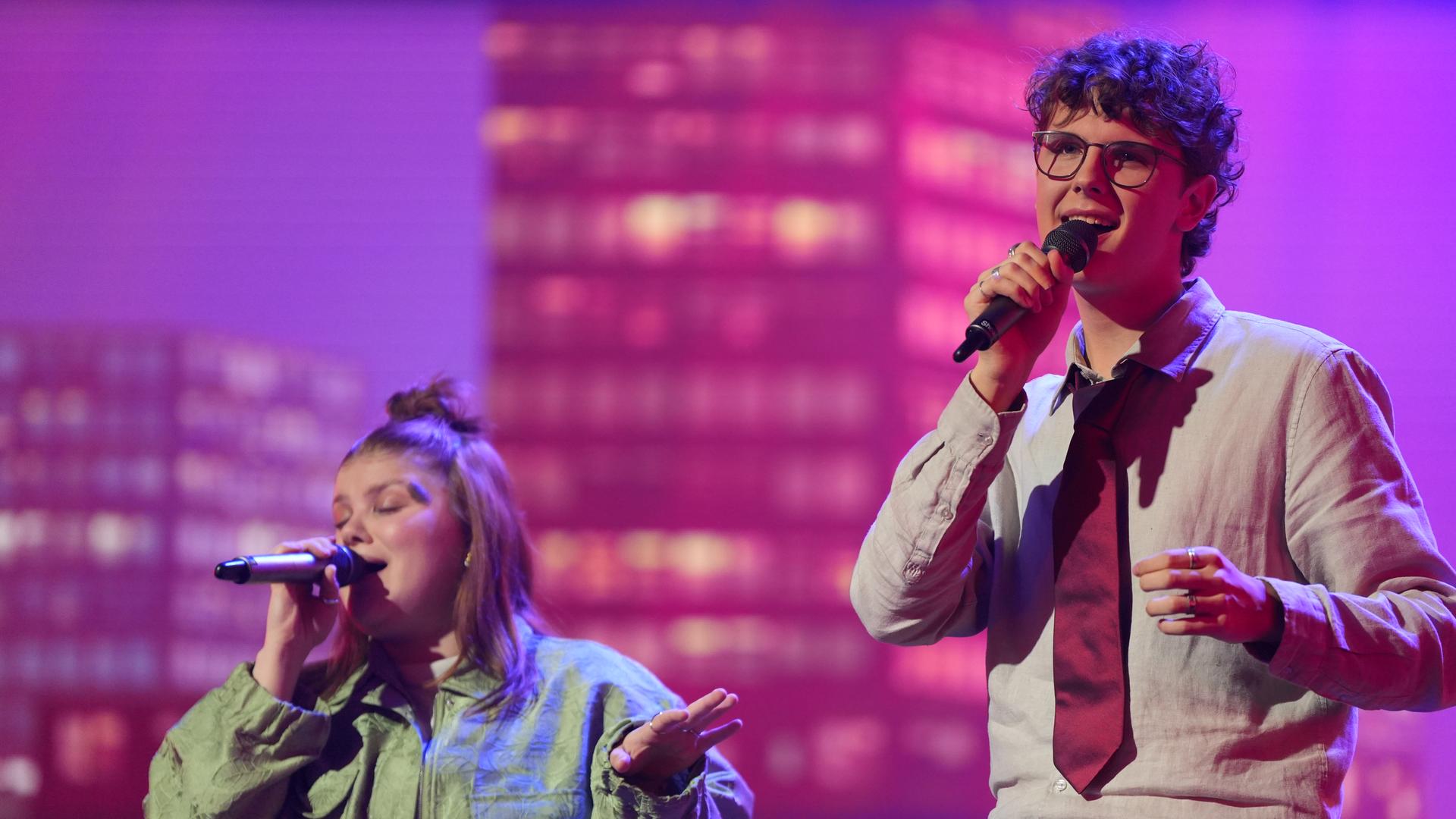 Richi und Loi performe ihre Song "Summers of the Past" of der Bühne im großen "Dein Song"-Finale