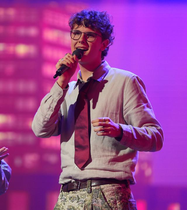 Richi und Loi performe ihre Song "Summers of the Past" of der Bühne im großen "Dein Song"-Finale