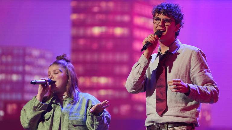 Richi und Loi performe ihre Song "Summers of the Past" of der Bühne im großen "Dein Song"-Finale