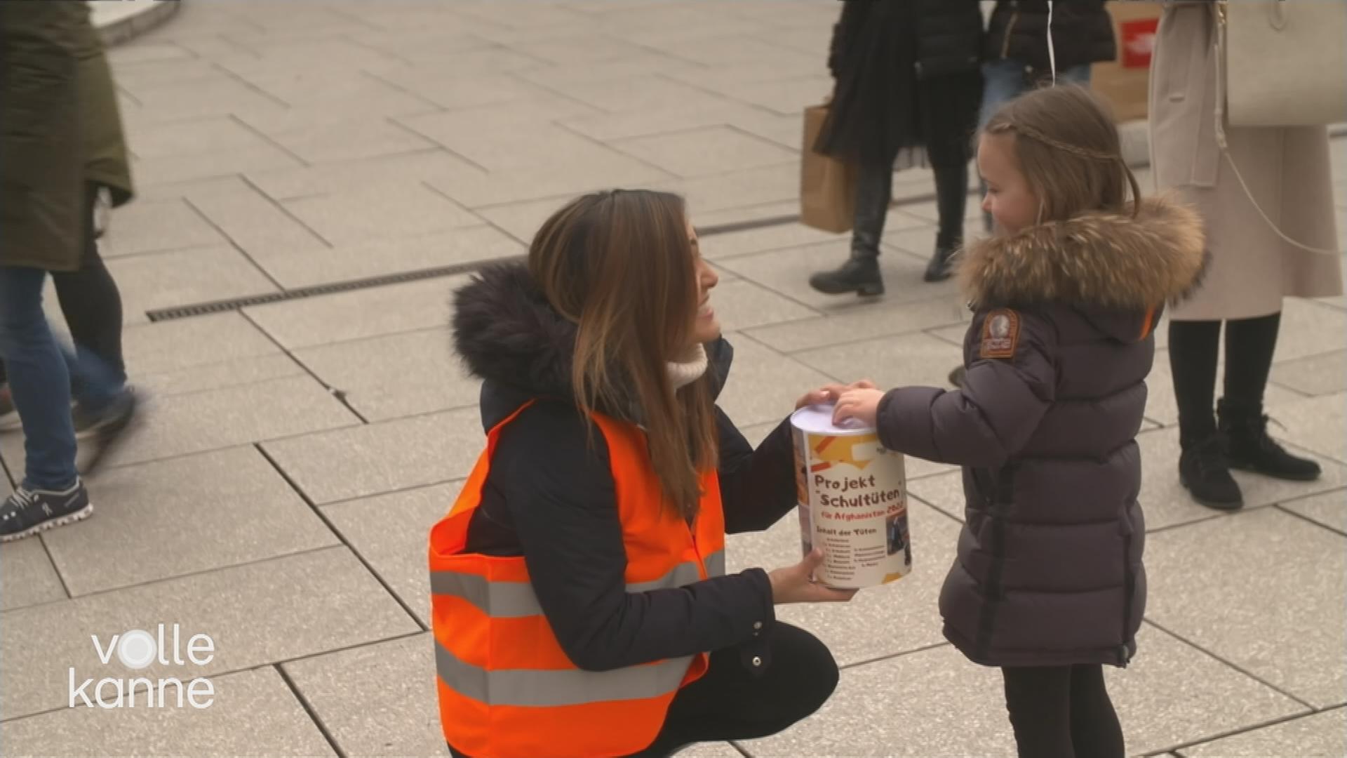 Ein Mädchen spendet ihr Geld