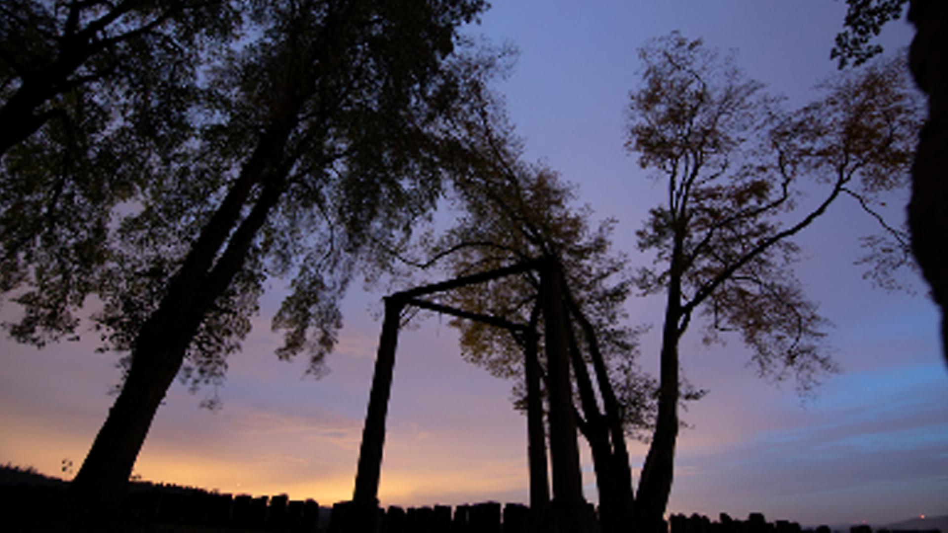 Galgen im Abendhimmel