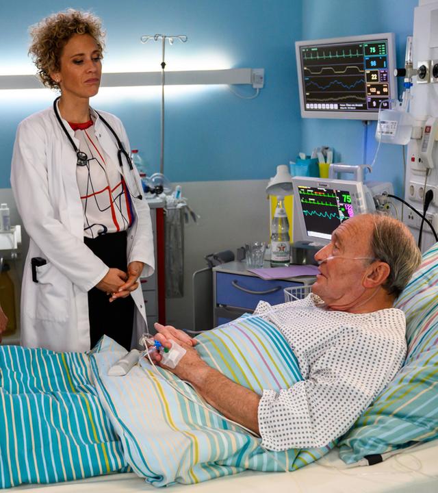 "Bettys Diagnose - Richtungswechsel": Dr. Helena von Arnstett (Claudia Hiersche, M.) steht mit ihrer Mutter Katharina von Arnstett (Peggy Lukac, l.) am Krankenbett ihres Vaters Prof. Claus von Arnstett (Michael Mendel).