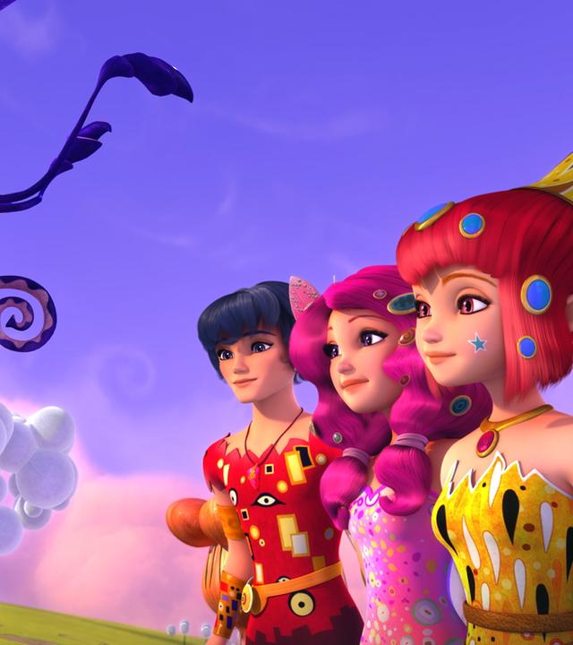 Mia und ihre Freunde Mo und Yuko (alle rechts nebeneinander) beobachten einen riesengroßen Schmetterling (links) beim Schlüpfen.