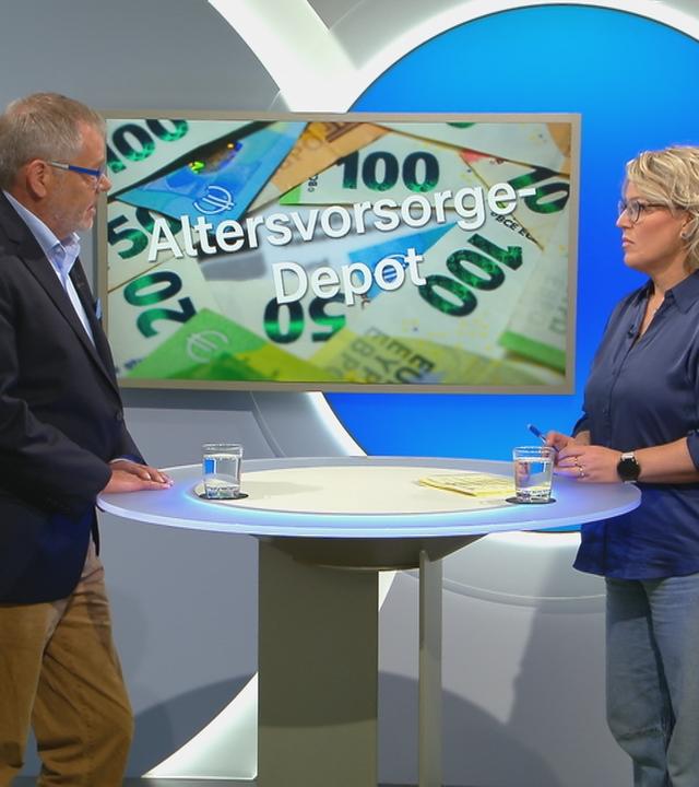 Thomas Hentschel und Amdrea Ballschuh am "Volle Kanne"-Top-Themen-Pult. Im Hintergrund steht Altersvorsorgedepot auf einem Bildschirm.