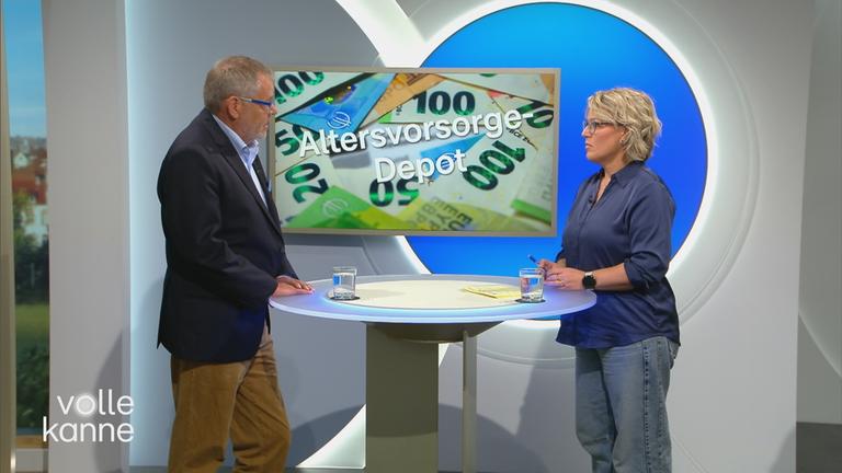 Thomas Hentschel und Amdrea Ballschuh am "Volle Kanne"-Top-Themen-Pult. Im Hintergrund steht Altersvorsorgedepot auf einem Bildschirm.