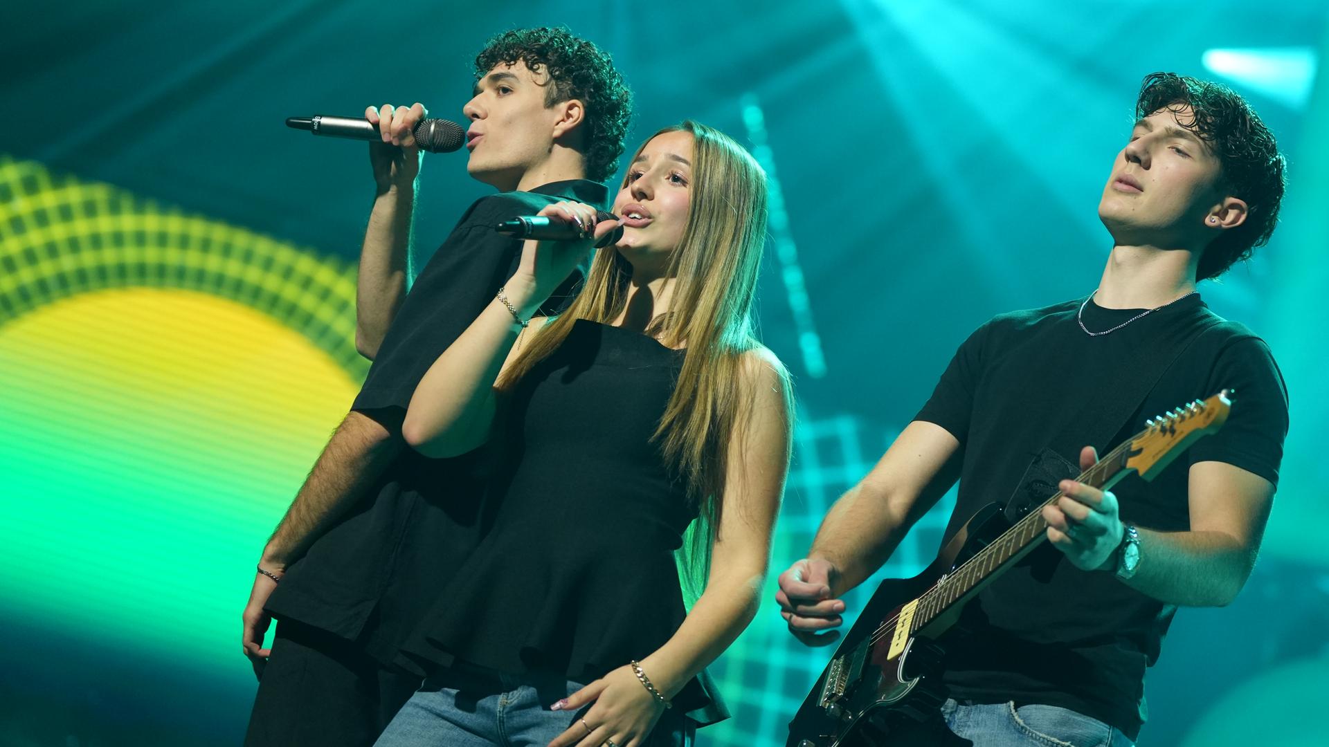 Rina Aki und Levent Geiger performen ihren Song "Without You" auf der Bühne im großen "Dein Song"-Finale