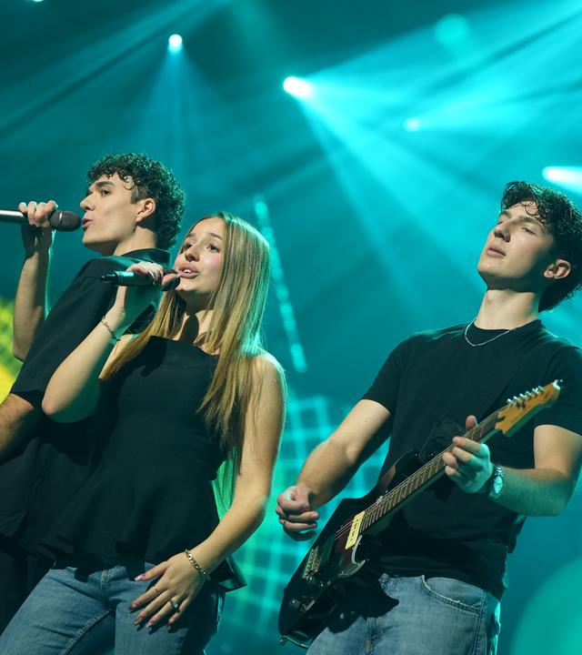 Rina Aki und Levent Geiger performen ihren Song "Without You" auf der Bühne im großen "Dein Song"-Finale