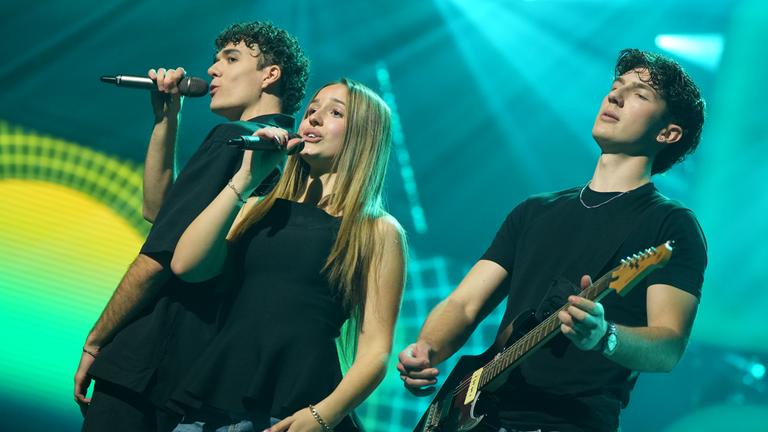 Rina Aki und Levent Geiger performen ihren Song "Without You" auf der Bühne im großen "Dein Song"-Finale