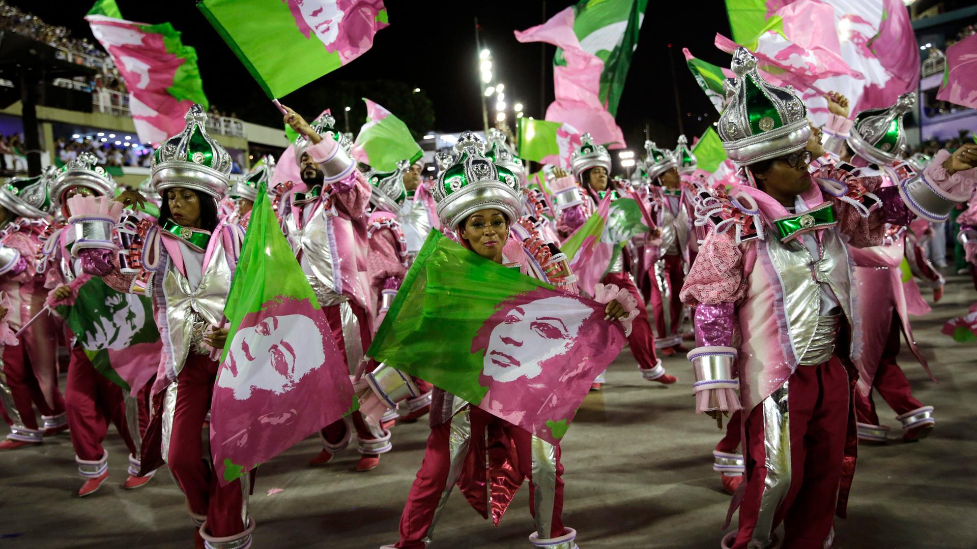 Tänzer schwingen beim Karneval in Rio Flaggen mit dem Gesicht der Menschenrechtlerin Marielle Franco am 05.03.2019