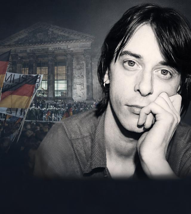 Auf der linken Seite des Bildes ist eine Szene mit vielen Personen vor dem Reichstag in Berlin anlässlich der deutsch-deutschen Wiedervereinigung zu erkennen. Auf der rechten Häfte des Bildes ist ein schwarz-weißes Portrait-Foto des jungen Rio Reisers zu sehen. Er hat den Kopf auf seine linke Hand gestützt und schaut nachdenklich in die Kamera.