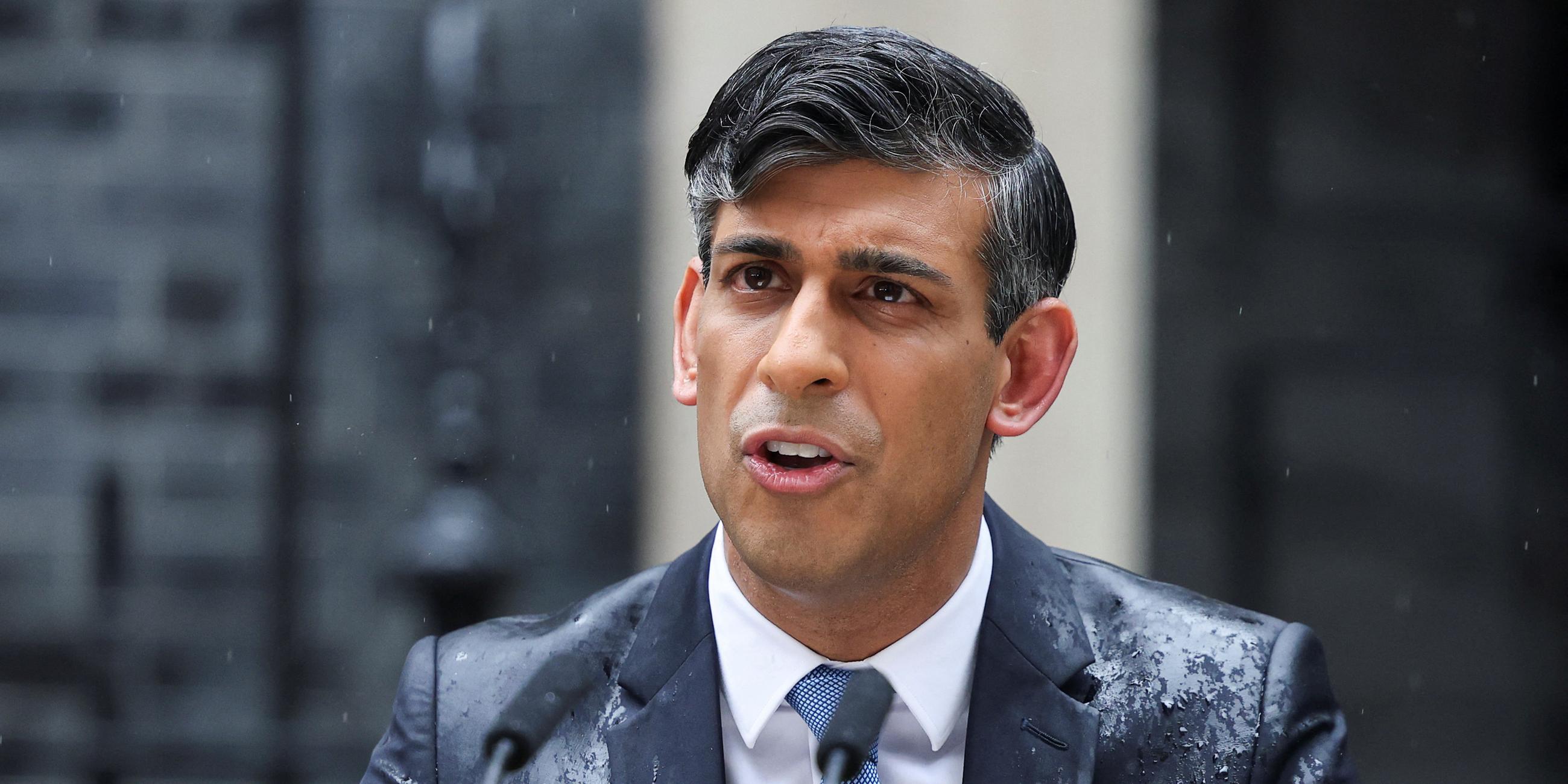Rishi Sunak hält vor der Downing Street Nr. 10 in London, Großbritannien, am 22.05.2024 eine Rede, in der er zu Neuwahlen aufruft.
