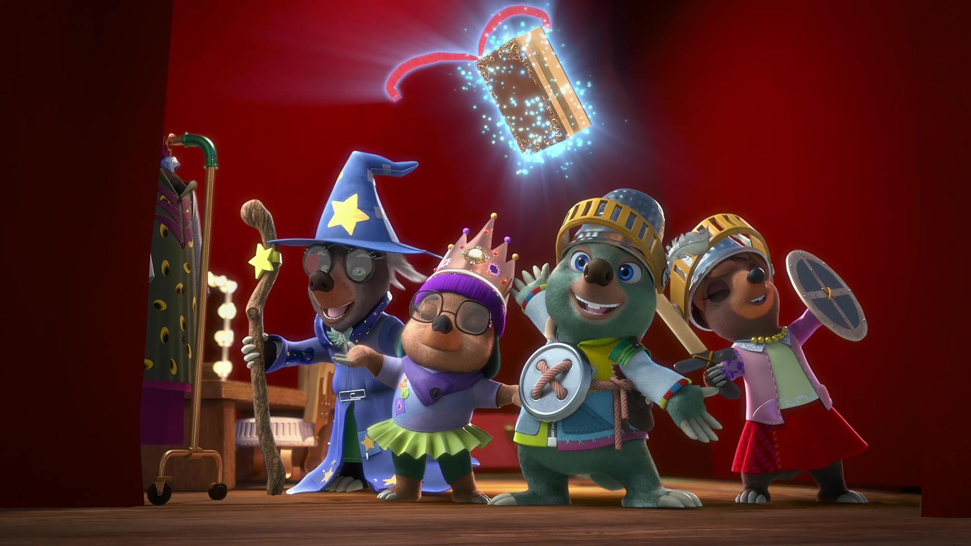 Auf einer Theaterbühne stehen Mischmasch, Dotty, Moley und Mona Lisa. Sie sind in Kostüme passend zu ihrer Rolle gekleidet. Mischmasch als Zauberer, Dotty als Prinzessin, Moley und Mona Lisa als Ritter. Über ihnen schwebt das magische Buch Mauli.
