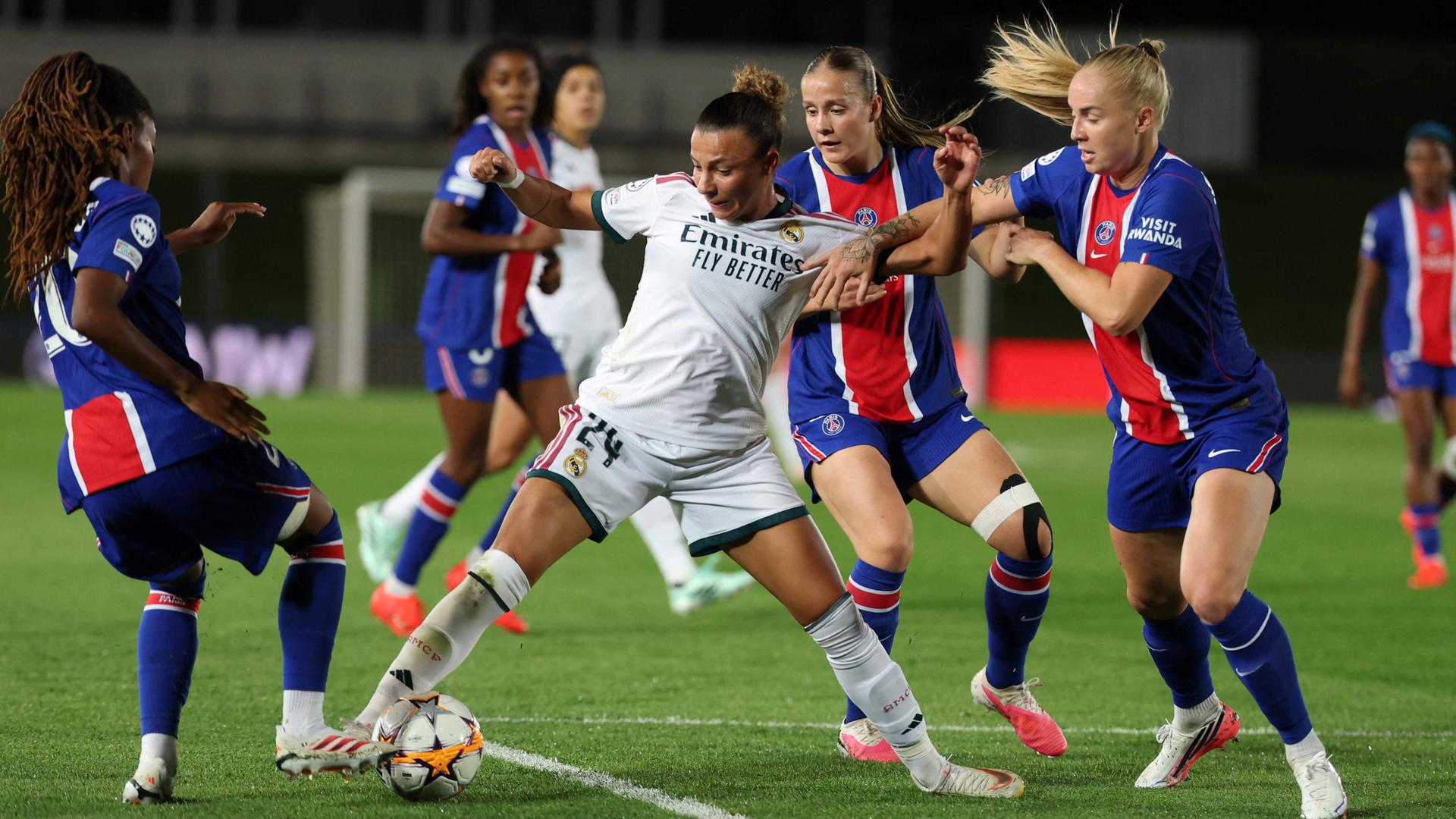 Real Madrids Stürmerin Arianna Caruso (Zweite von links) versucht, sich gegen Tara Elimbi, Emilie Libakken Osteras und Paulina Dudek (von links) durchzusetzen.