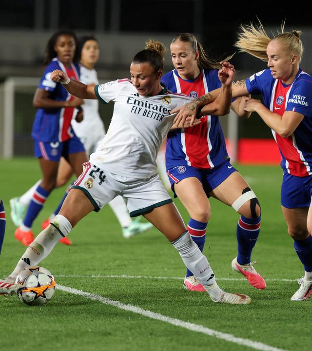Real Madrids Stürmerin Arianna Caruso (Zweite von links) versucht, sich gegen Tara Elimbi, Emilie Libakken Osteras und Paulina Dudek (von links) durchzusetzen.