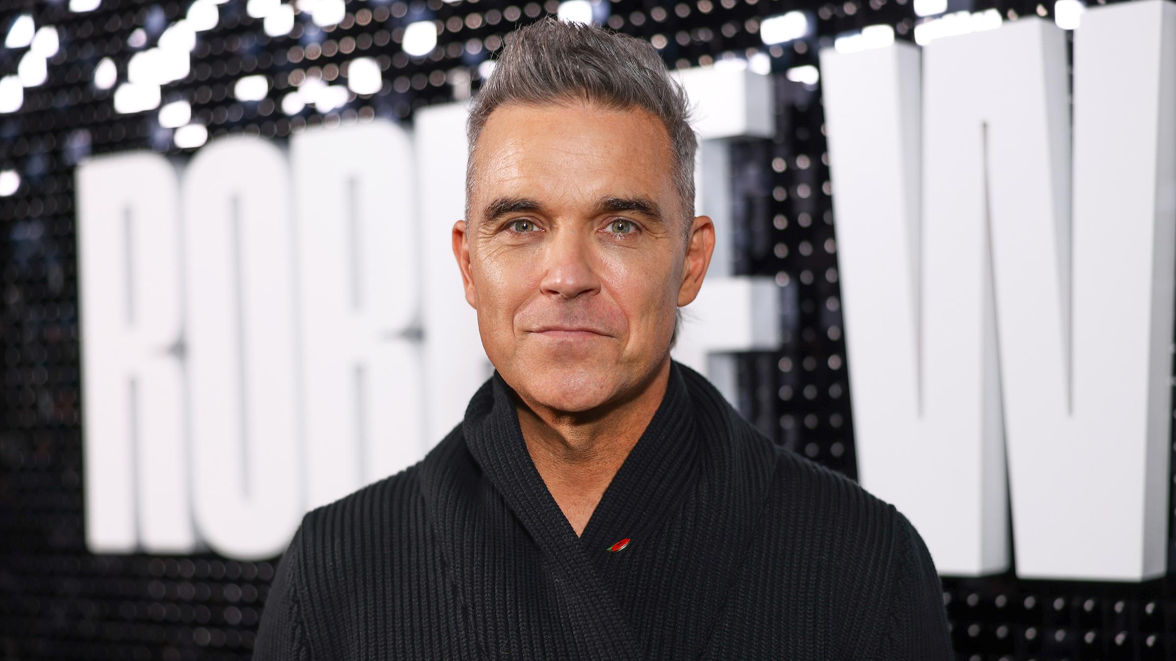 Der Sänger Robbie Williams auf dem roten Teppich