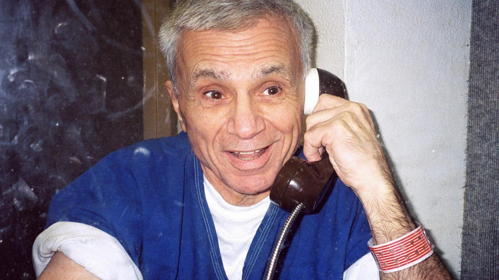 Der US-Schauspieler Robert Blake telefoniert im Gefängnis von Los Angeles.