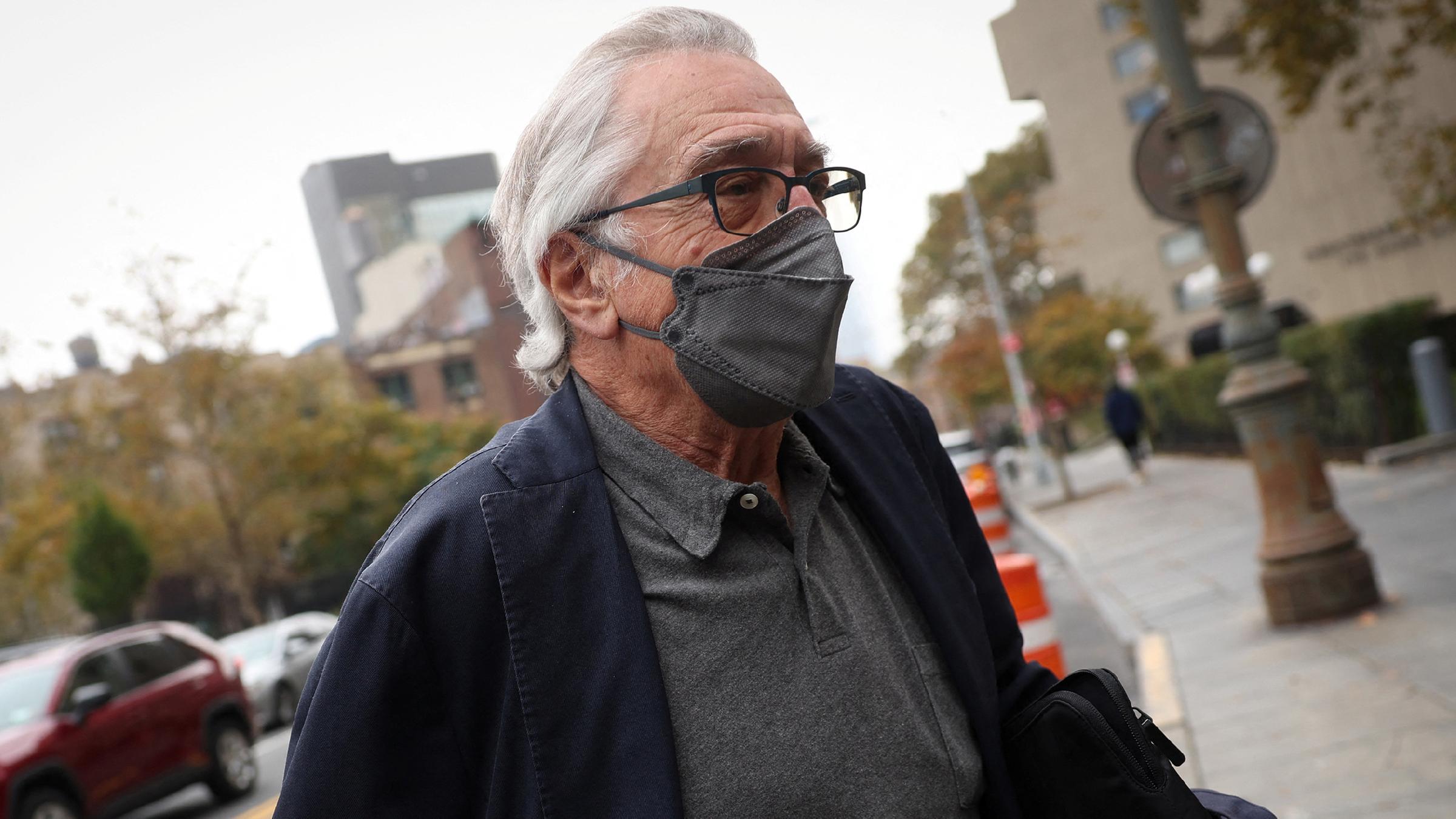 Schauspieler Robert De Niro mit grauer Mund-Nasen-Bedeckung auf dem Weg zu einem New Yorker Gericht