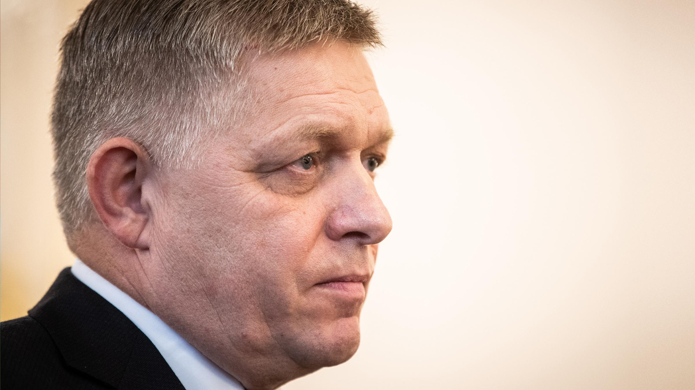  Der slowakische Ministerpräsident Robert Fico nimmt an der Amtseinführung des neuen Kabinetts in Bratislava am 25.10.2023 teil.