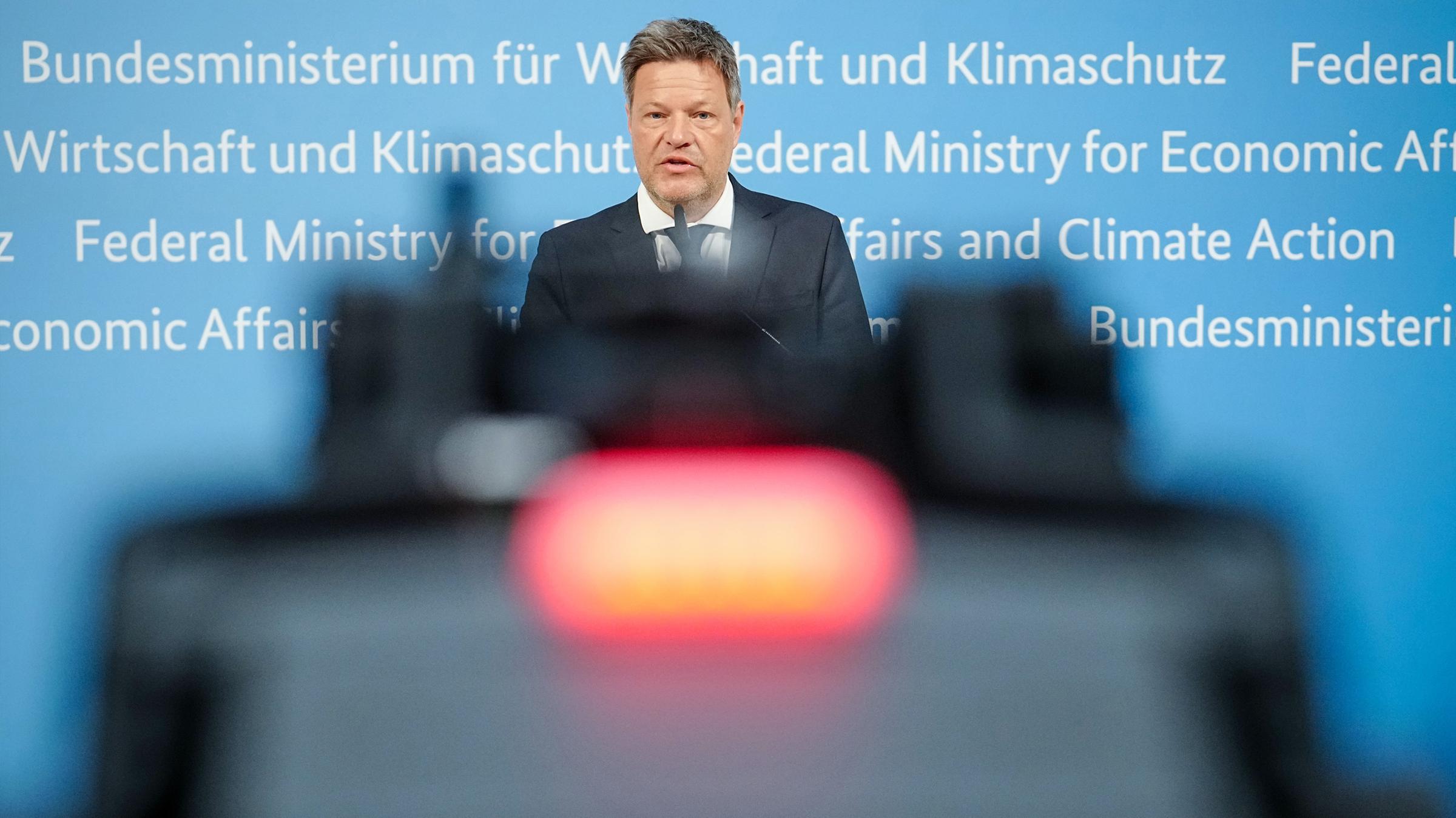 Robert Habeck (Bündnis 90/Die Grünen), Bundesminister für Wirtschaft und Klimaschutz, gibt in seinem Ministerium eine Pressekonferenz zur Energiesicherheit in Deutschland. 