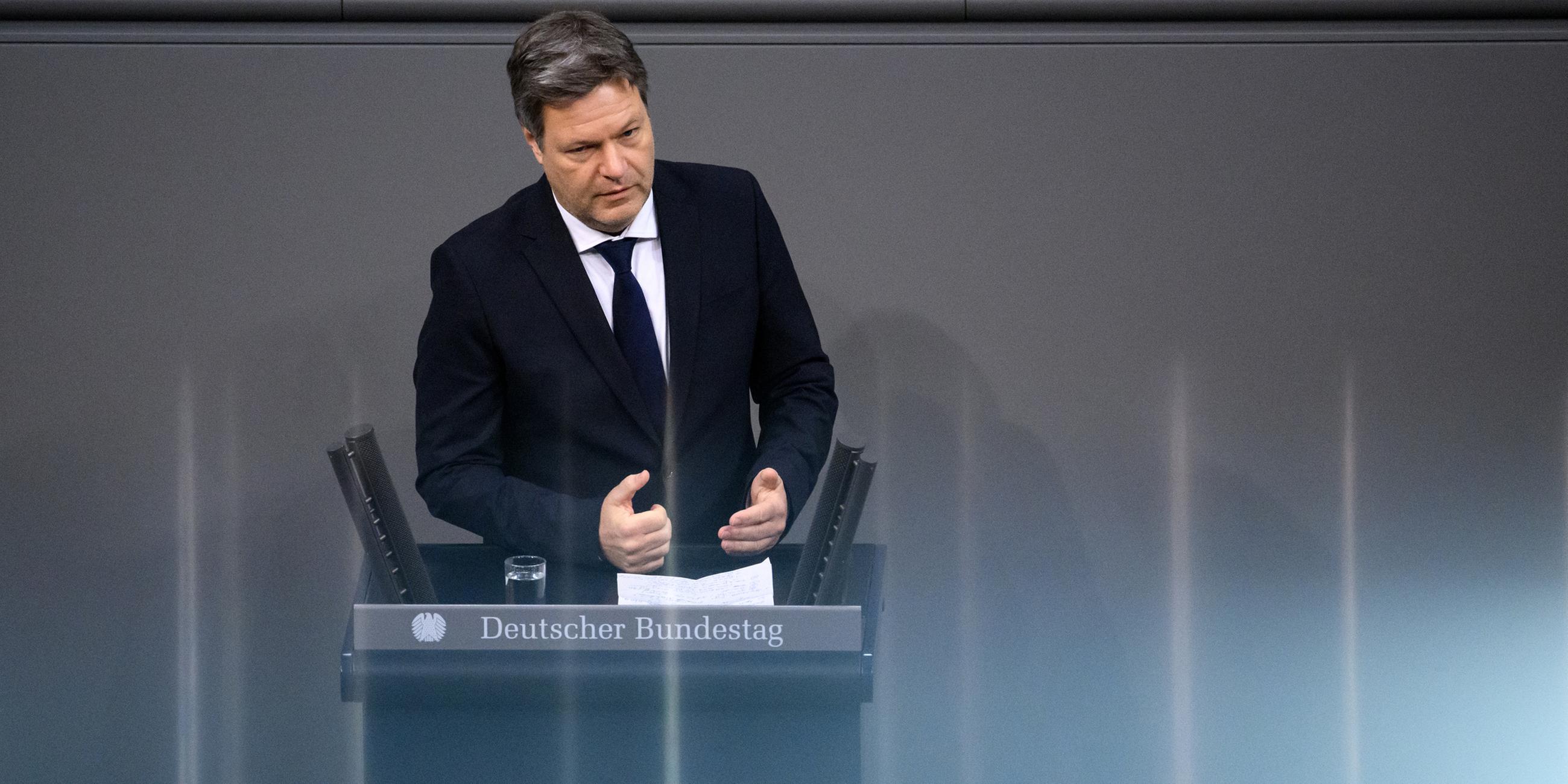 Robert Habeck (Bündnis 90/Die Grünen), Bundesminister für Wirtschaft und Klimaschutz, gibt bei der Plenarsitzung im Deutschen Bundestag eine Regierungserklärung zum Jahreswirtschaftsbericht, die aktuelle Konjunkturlage und künftige Herausforderungen in der Wirtschaftspolitik ab. 