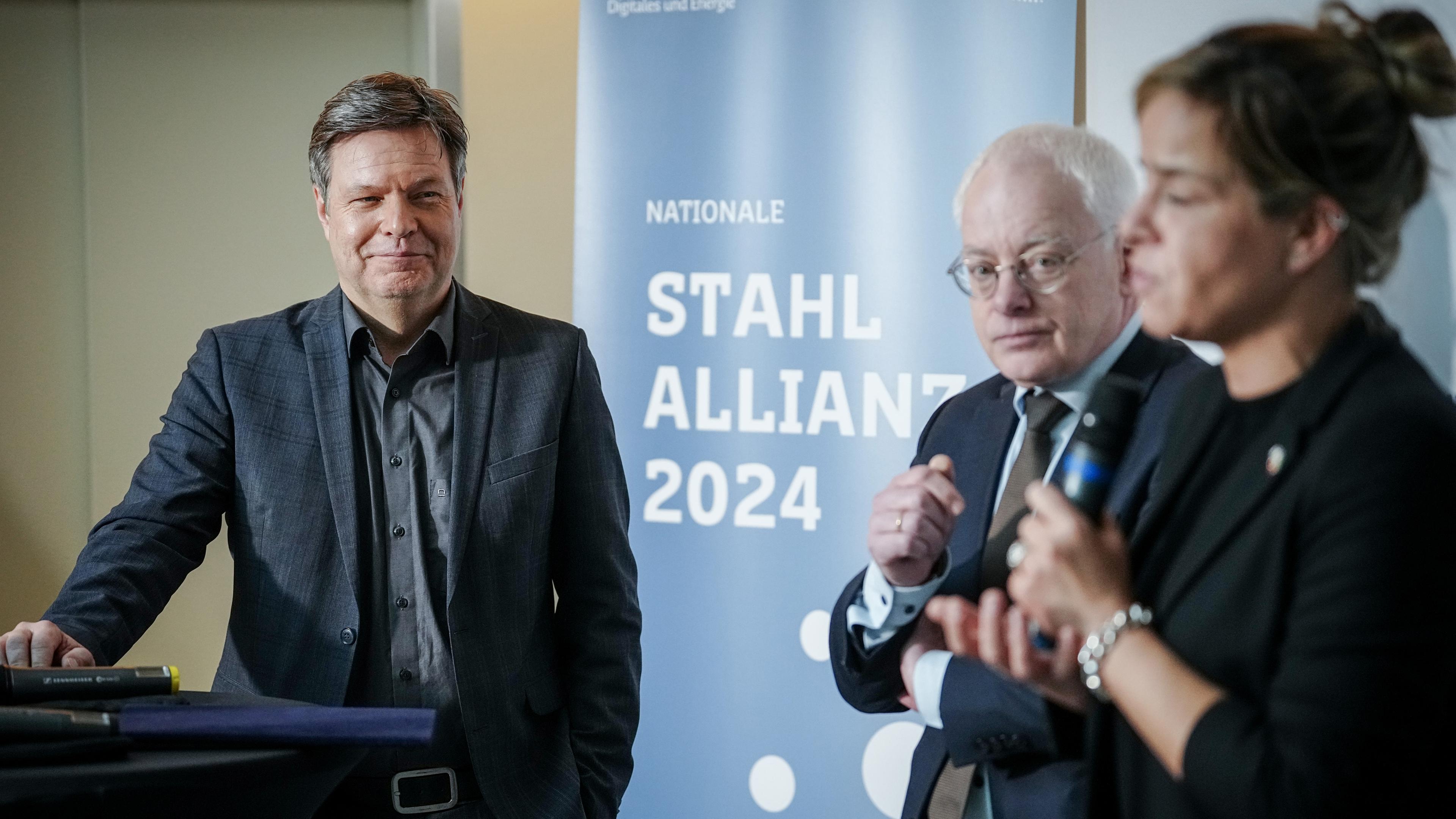 Robert Habeck, Jürgen Barke und Mona Neubaur geben eine Pressekonferenz nach der Sitzung der Stahlallianz zur Transformation der Stahlindustrie nach dem Urteil des Bundesverfassungsgerichts teil.