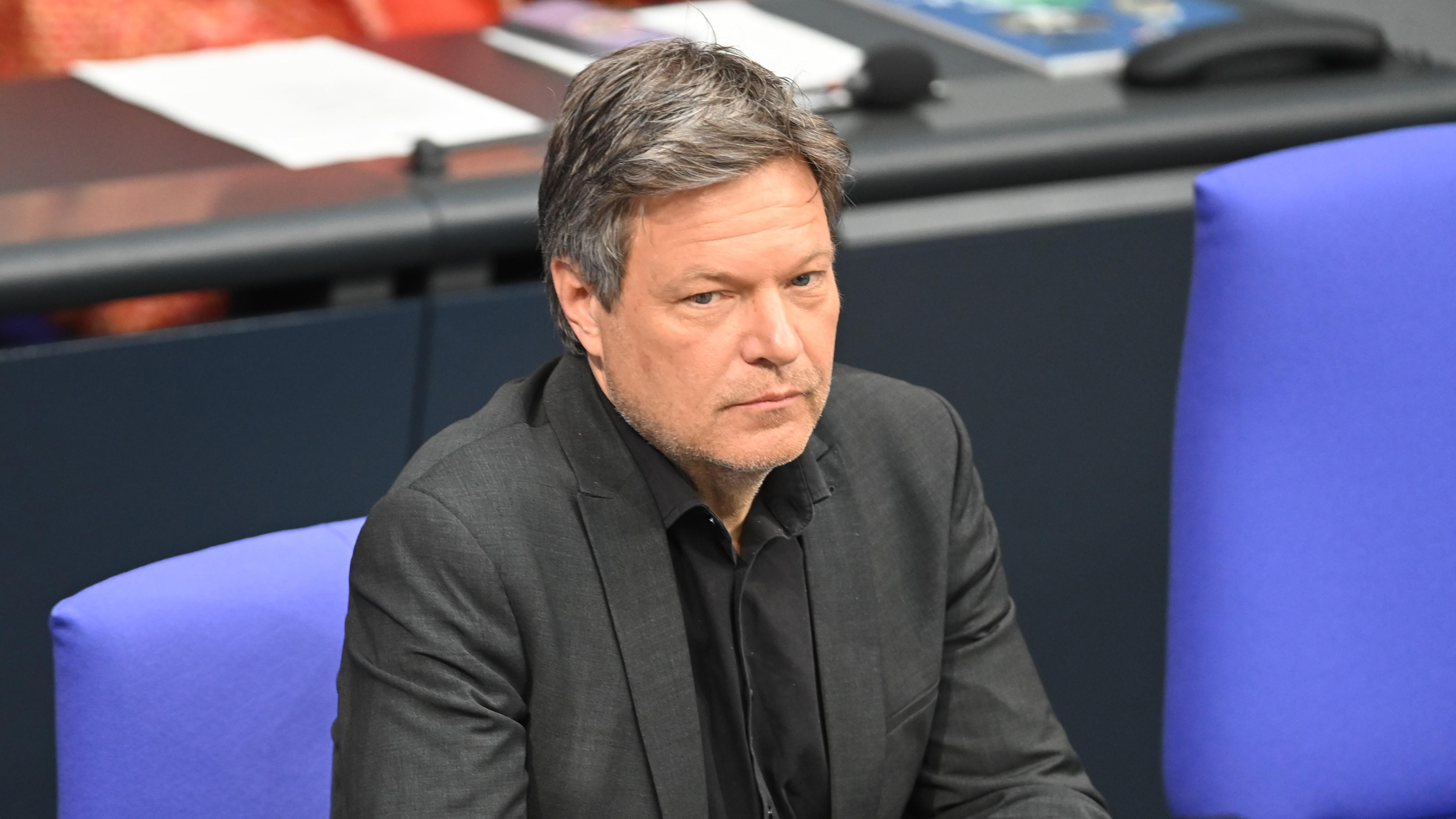  Robert Habeck bei einer Plenardebatte im Bundestag am 26.04.2024.