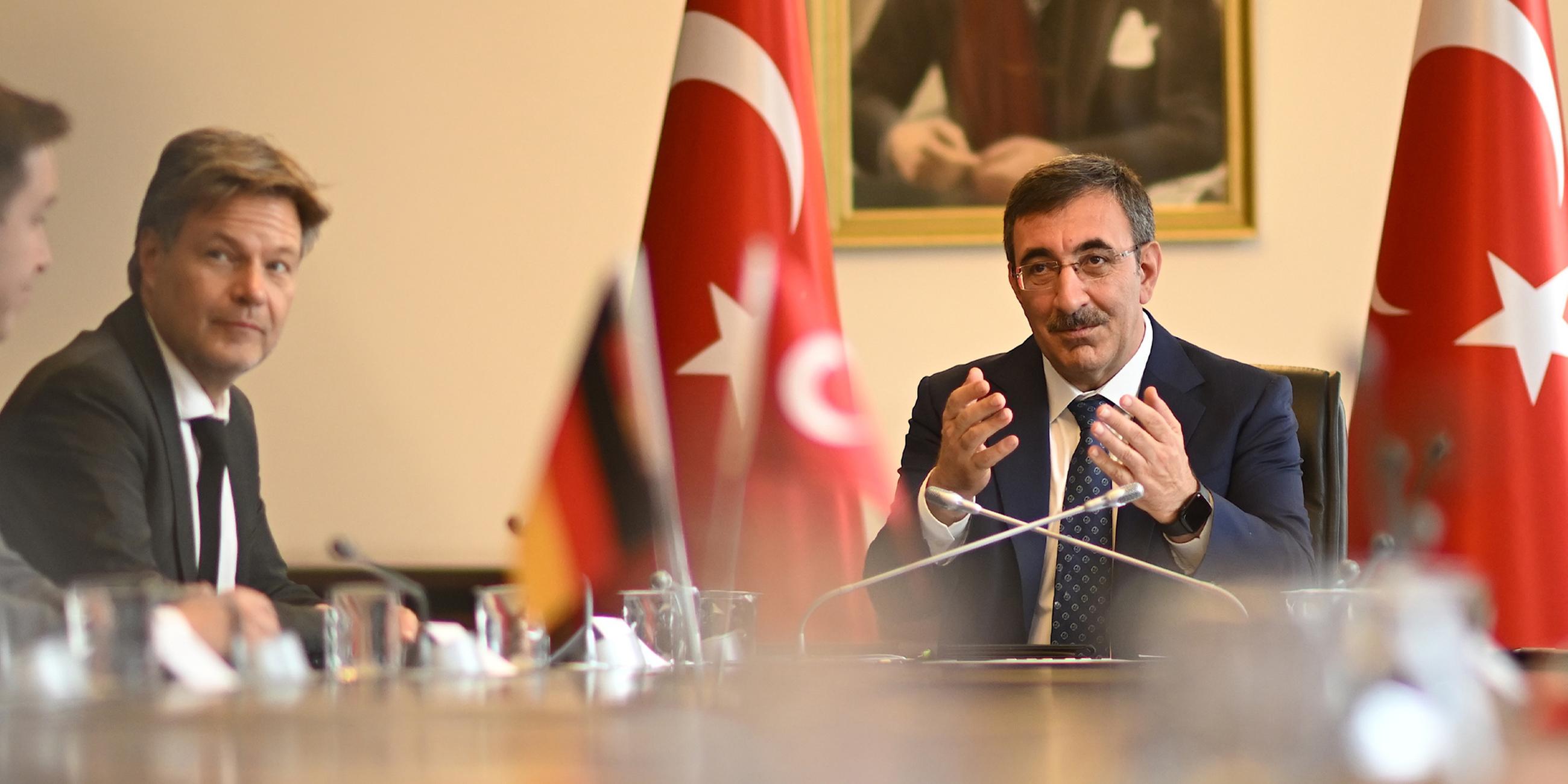 Robert Habeck trifft am 26.10.2023 den türkischen Vizepräsidenten Cevdet Yılmaz.