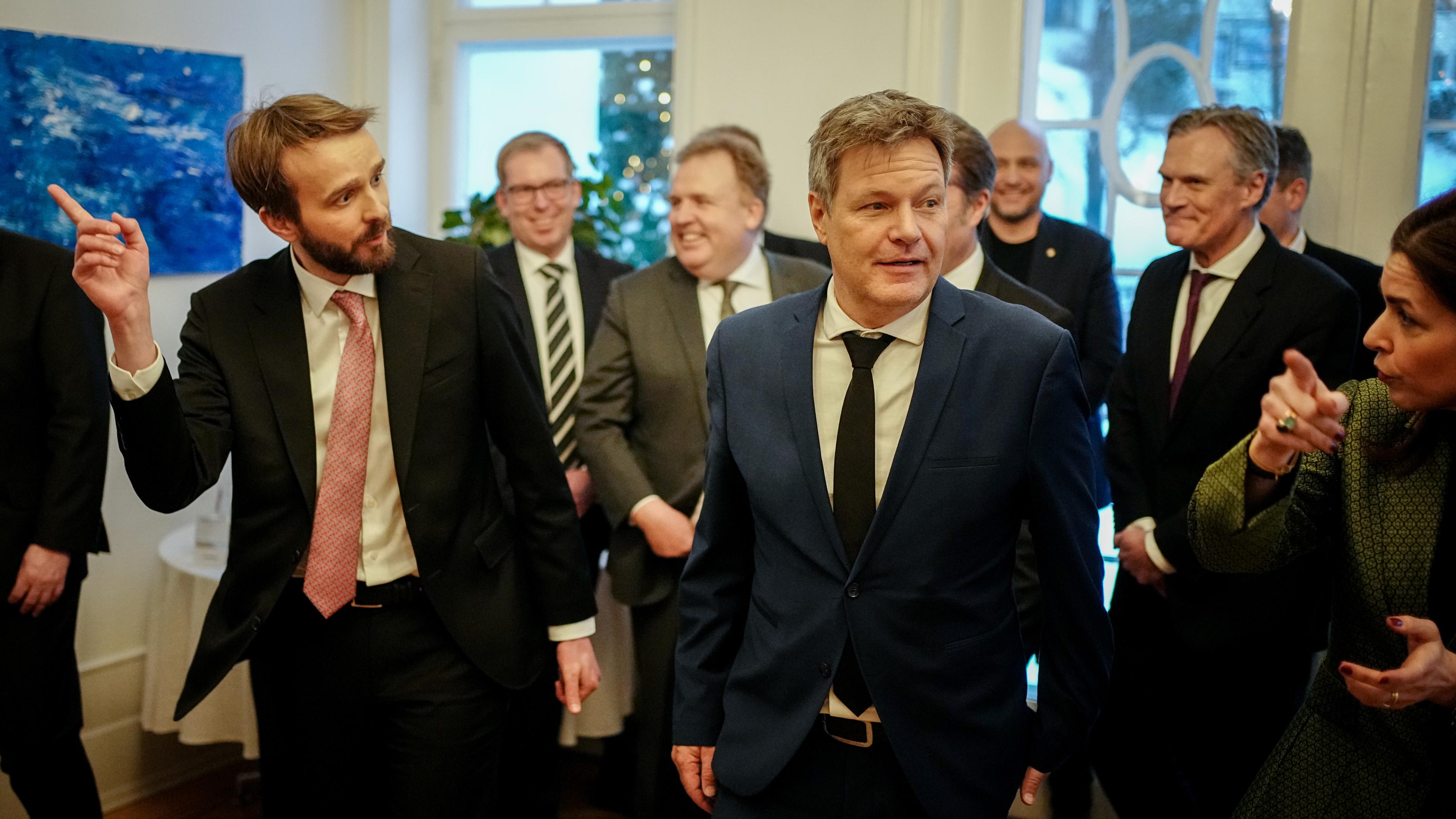 Norwegen, Oslo: Robert Habeck (M.r, Bündnis 90/Die Grünen), Bundesminister für Wirtschaft und Klimaschutz, wird von Jan Christian Vestre (l), Minister für Handel und Industrie, in der Außenhandelskammer in Oslo empfangen.