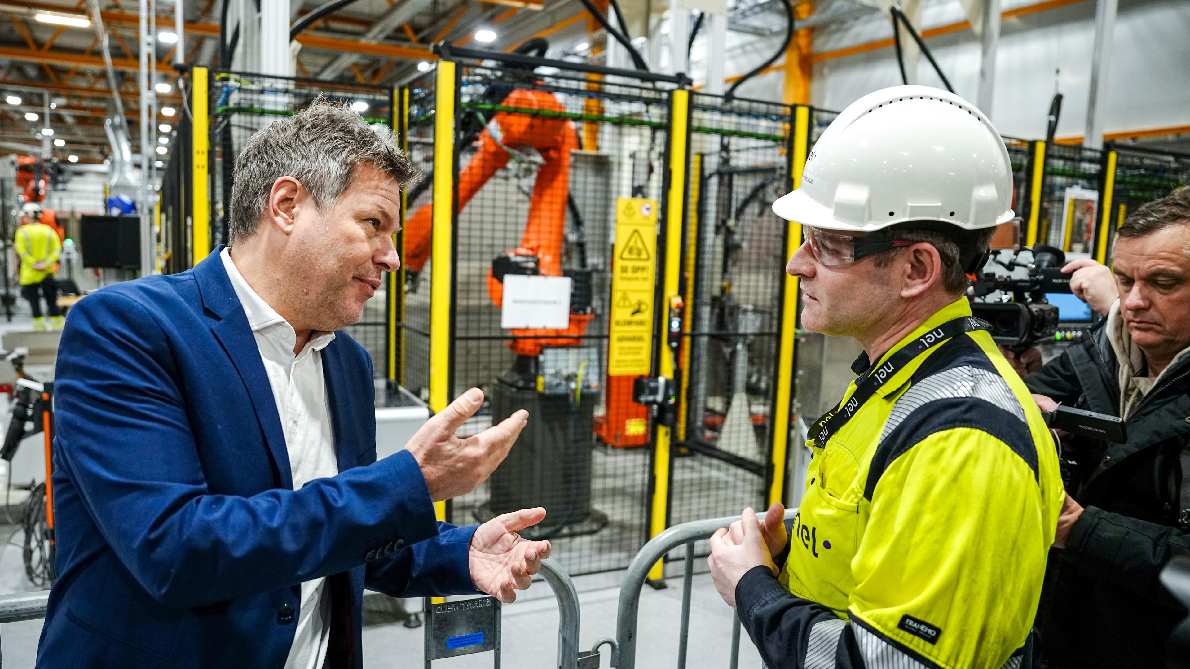 Norwegen, Herøya: Robert Habeck (l, Bündnis 90/Die Grünen), Bundesminister für Wirtschaft und Klimaschutz, besucht eine Firma, die Elektrolyseure zur Gewinnung von grünem Wasserstoff herstellt. Archivbild