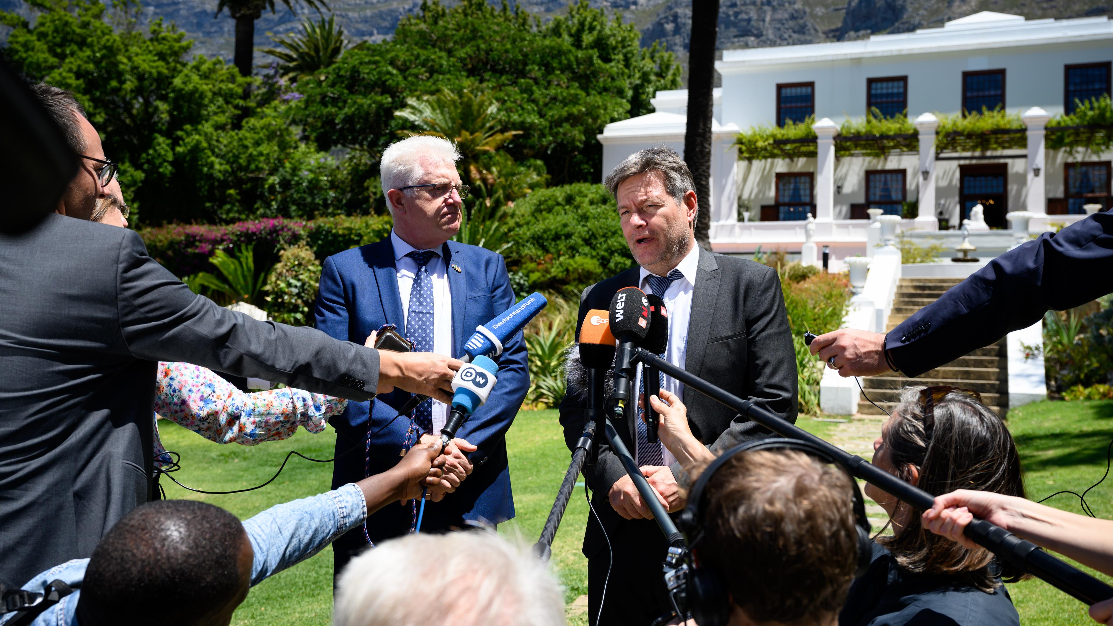 Südafrika, Kapstadt: Robert Habeck (Bündnis 90/Die Grünen, r), Bundesminister für Wirtschaft und Klimaschutz, und Alan Winde, Premierminister der Provinz Westkap äußern sich nach ihrem Gespräch im Leeuwenhof.