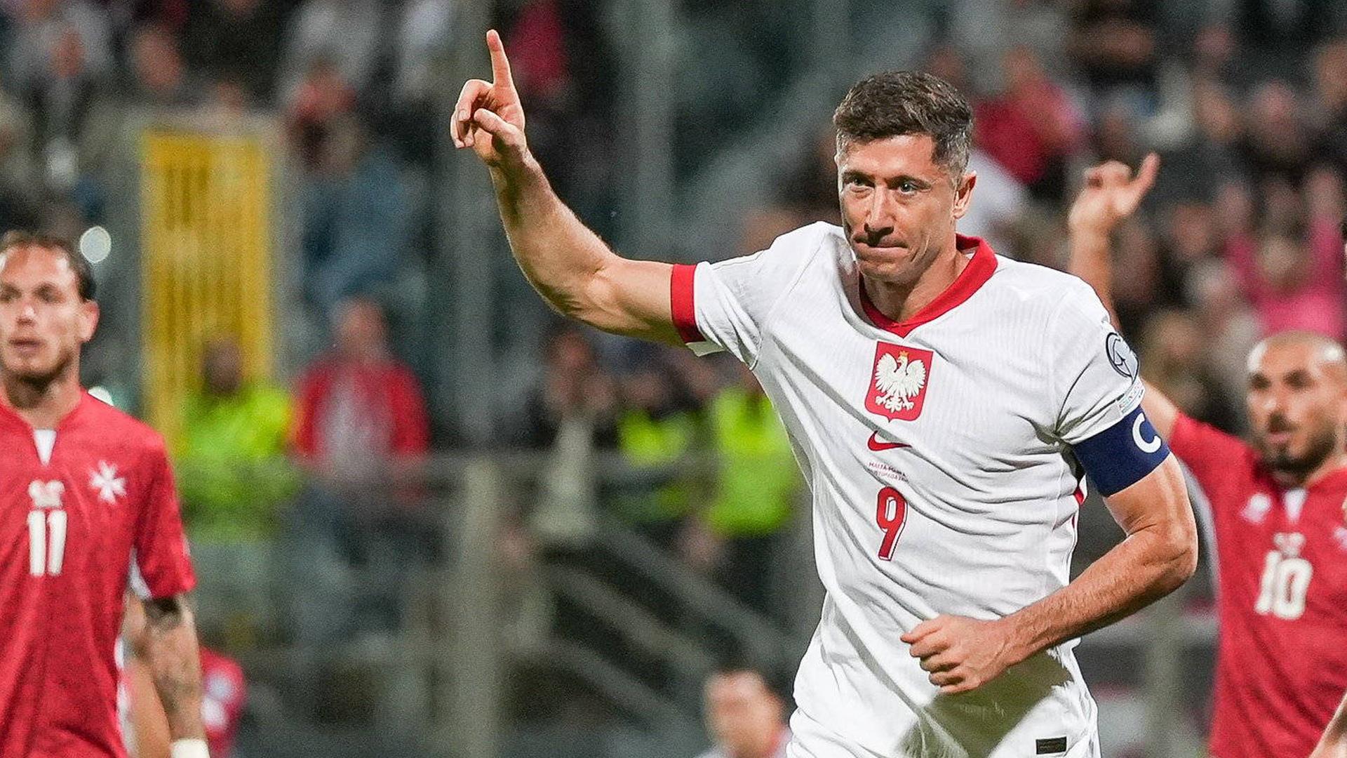 Robert Lewandowski (Polen) jubelt nach dem Tor bei der Fußball-WM-Qualifikation gegen Malta.