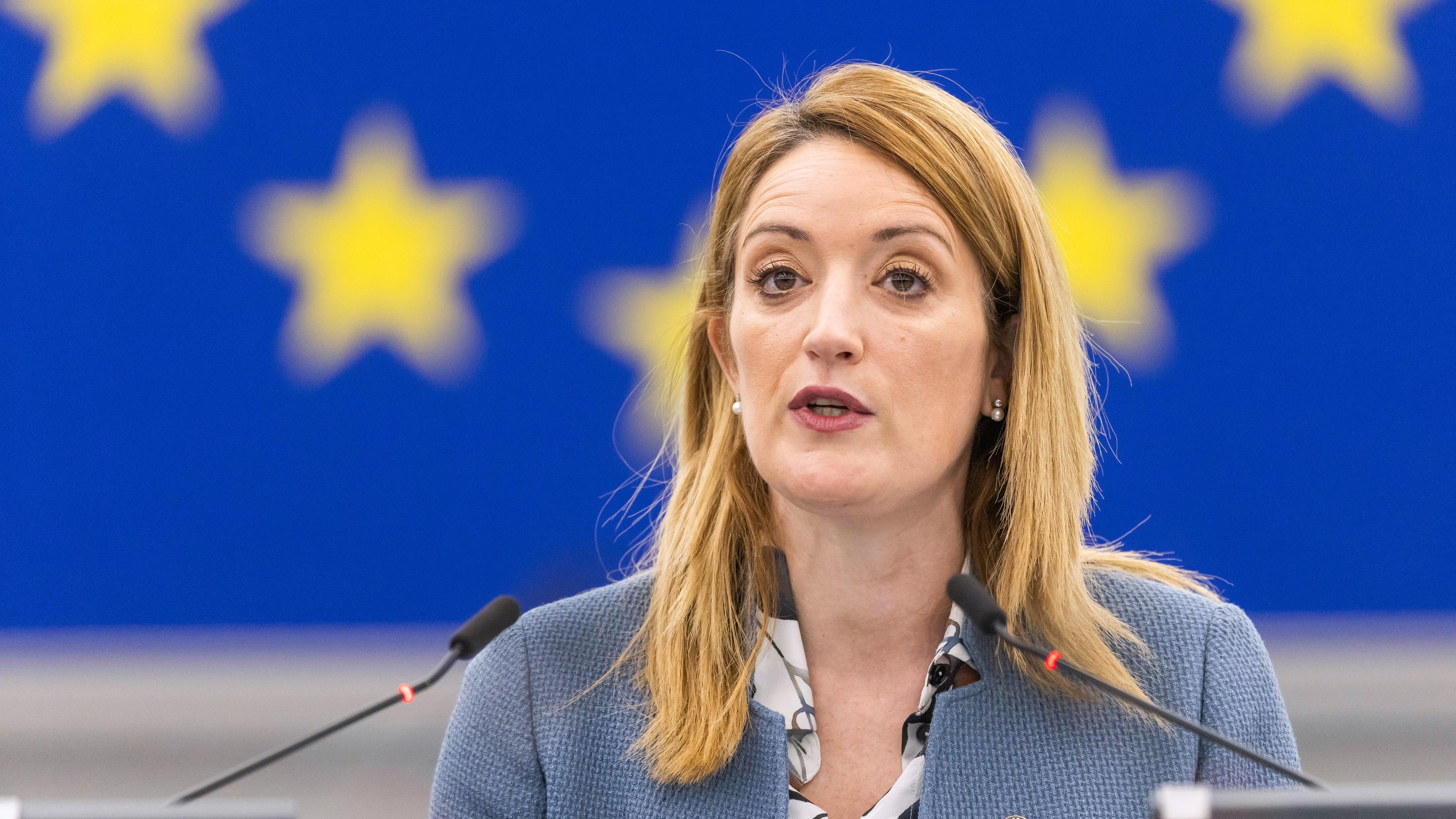 Roberta Metsola steht im Europäischen Parlament und spricht, aufgenommen am 18.01.2023 in Straßburg (Frankreich)