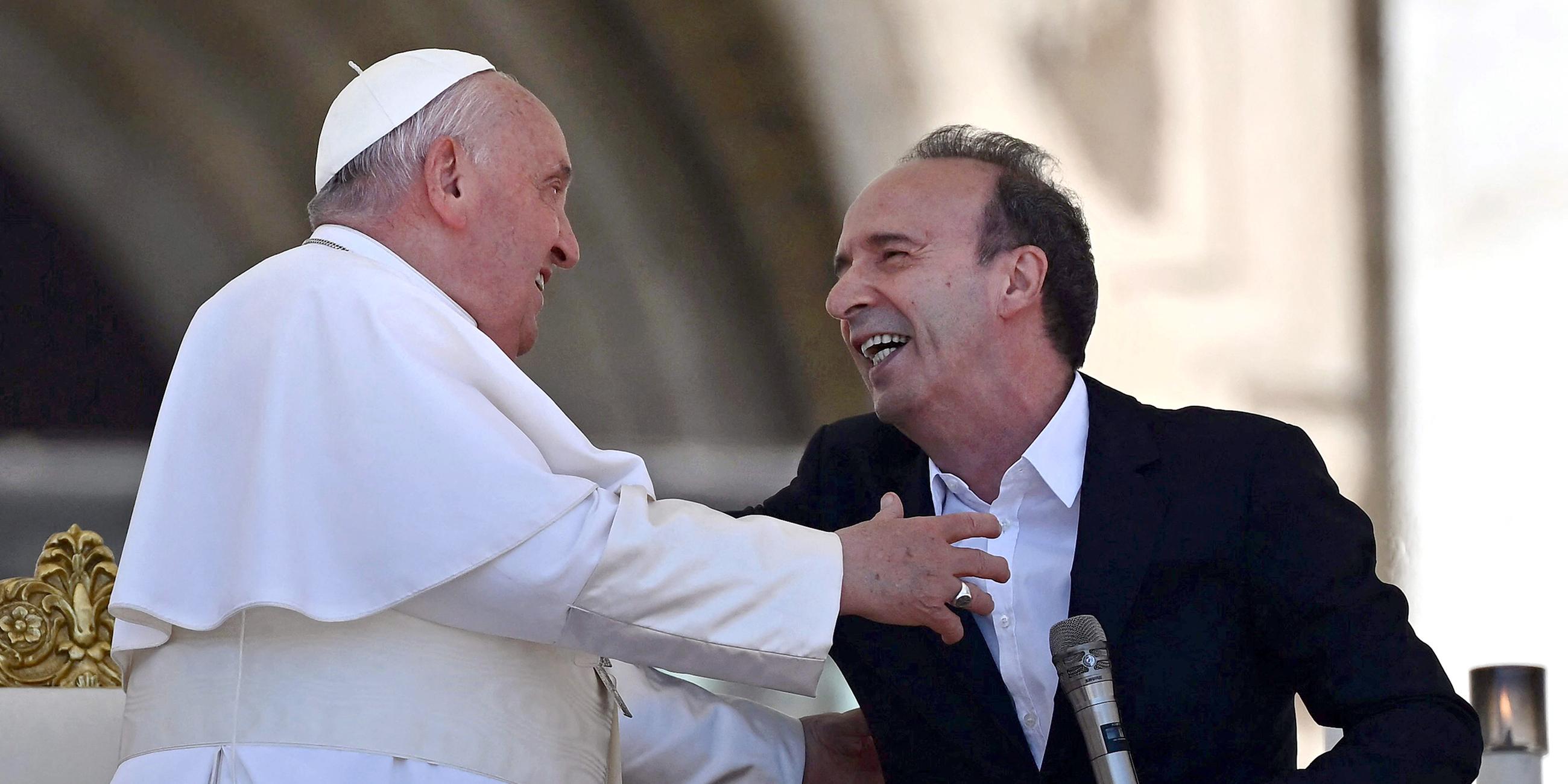 Papst Franziskus umarmt den italienischen Filmregisseur Roberto Benigni