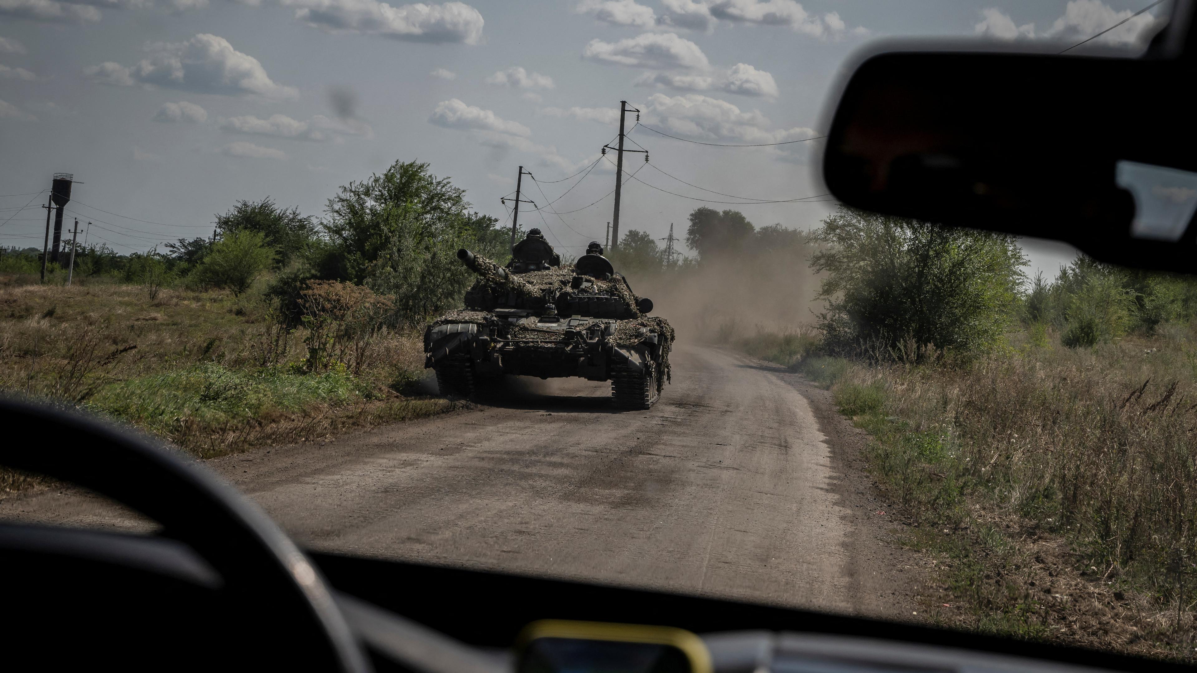 Ukrainische Soldaten fahren auf Panzer am Grenzverlauf bei Robotyne