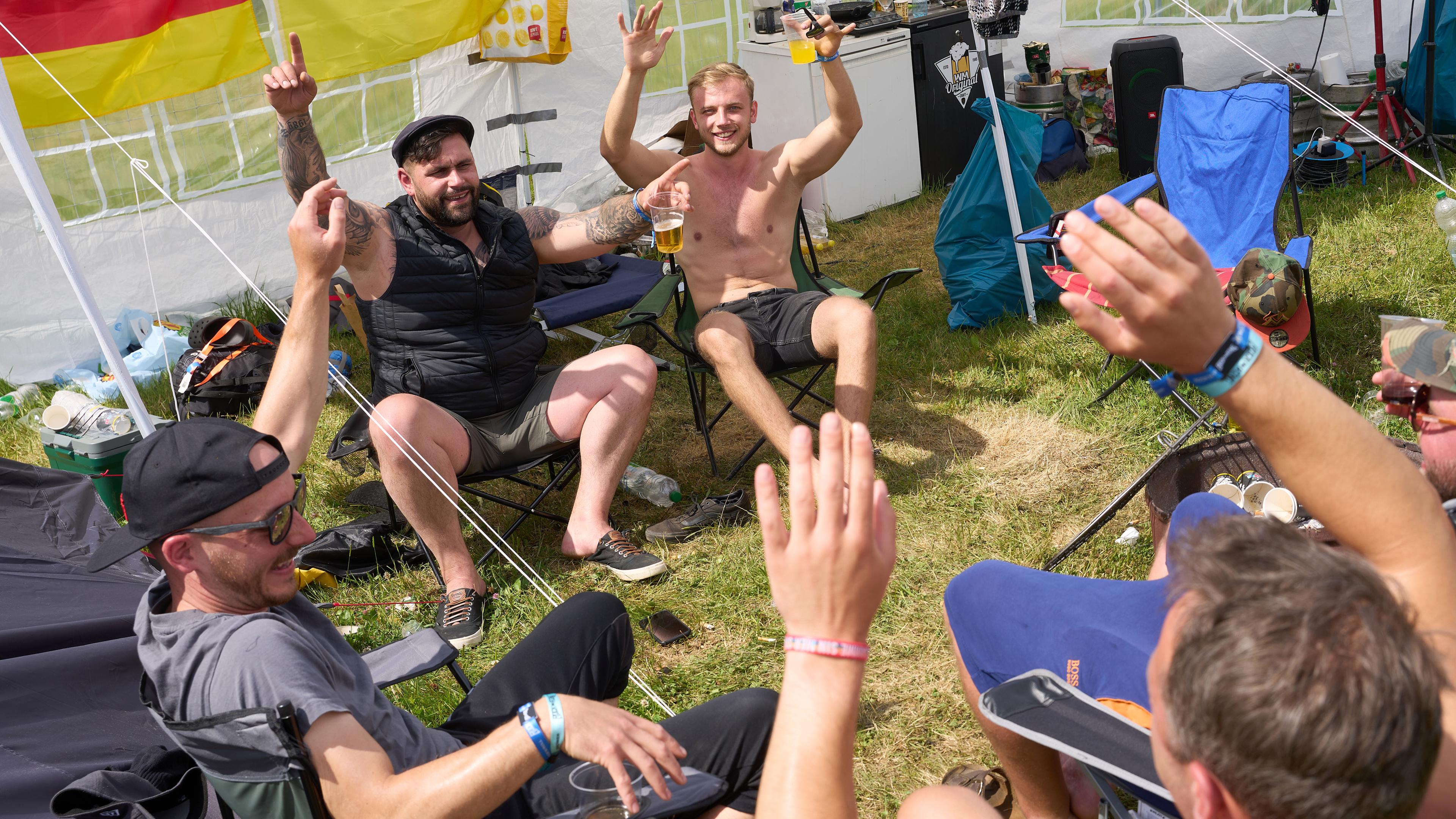 Rheinland-Pfalz, Nürburg: Festivalbesucher des Open-Air-Rockfestivals "Rock am Ring" aus Aachen feiern auf einer Campingfläche an der Eifelrennstrecke.