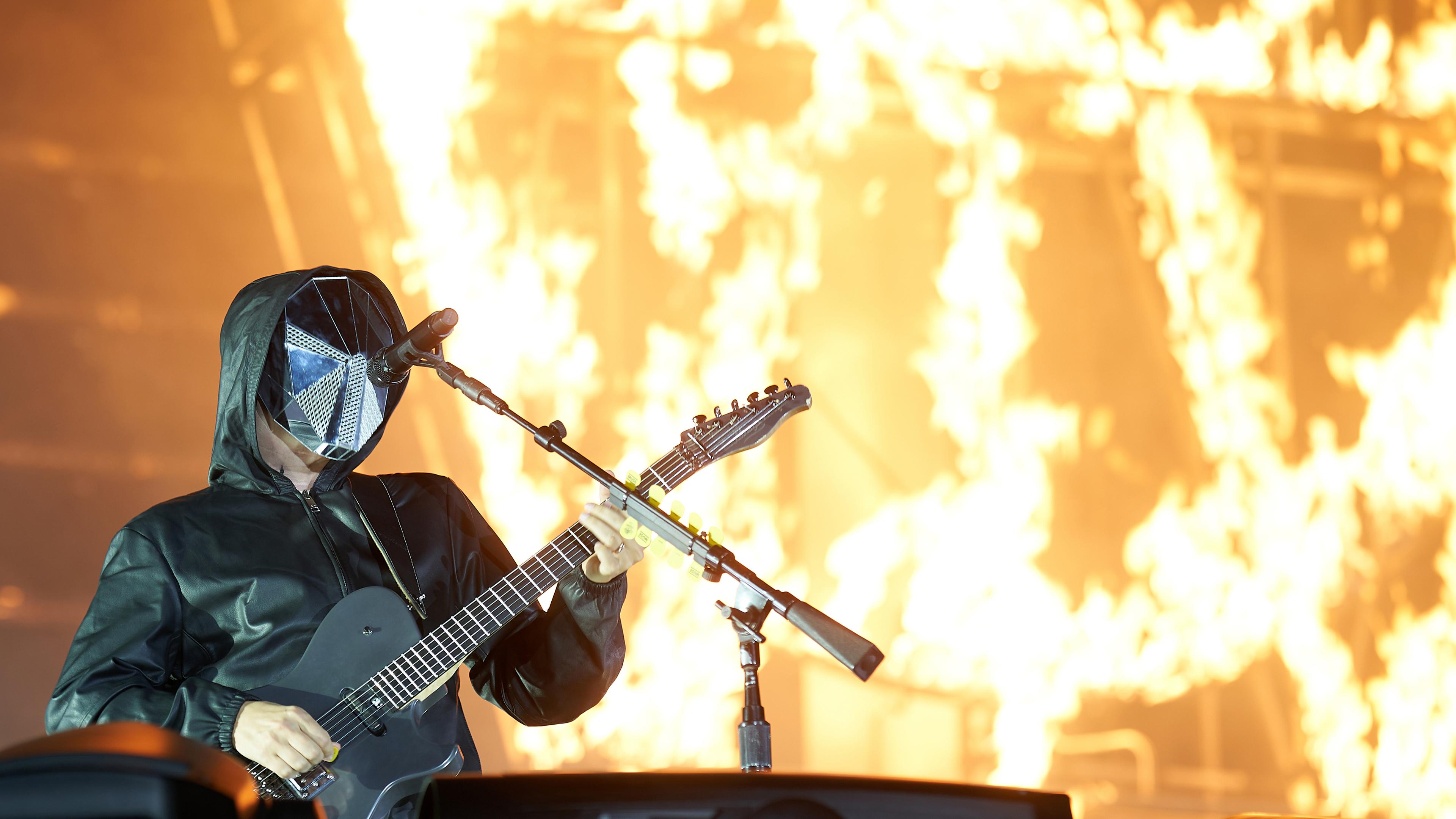 Rheinland-Pfalz, Nürburg: Frontmann Matthew Bellamy tritt mit der britischen Rockband "Muse" auf der Hauptbühne des Festivals "Rock am Ring" auf.