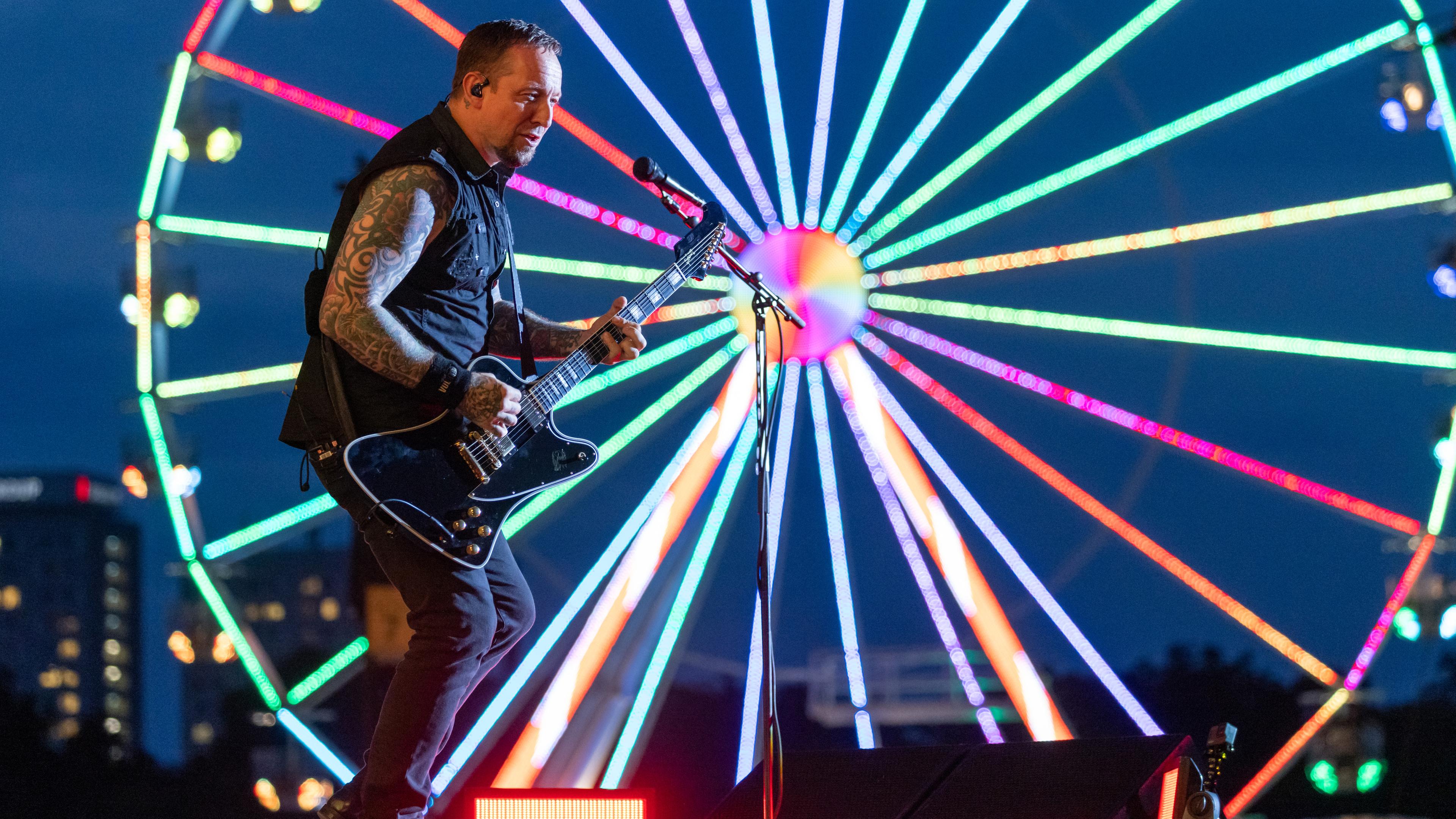 Bayern, Nürnberg: Michael Poulsen, Sänger und Gitarrist der dänischen Metal-Band Volbeat, steht mit seiner Band auf der Bühne beim Open-Air-Festival "Rock im Park".