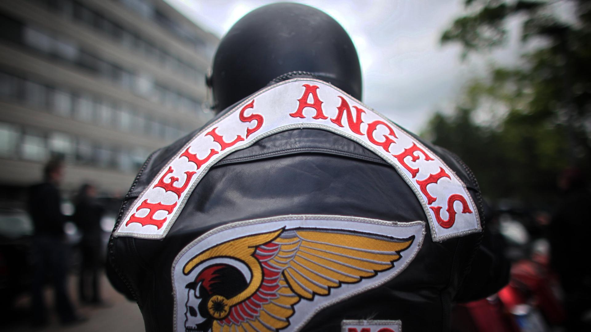 "Rockerkrieg: Aufstieg der Hells Angels": Ein Motorradfahrer der Hells Angels fährt auf dem Motorrad.