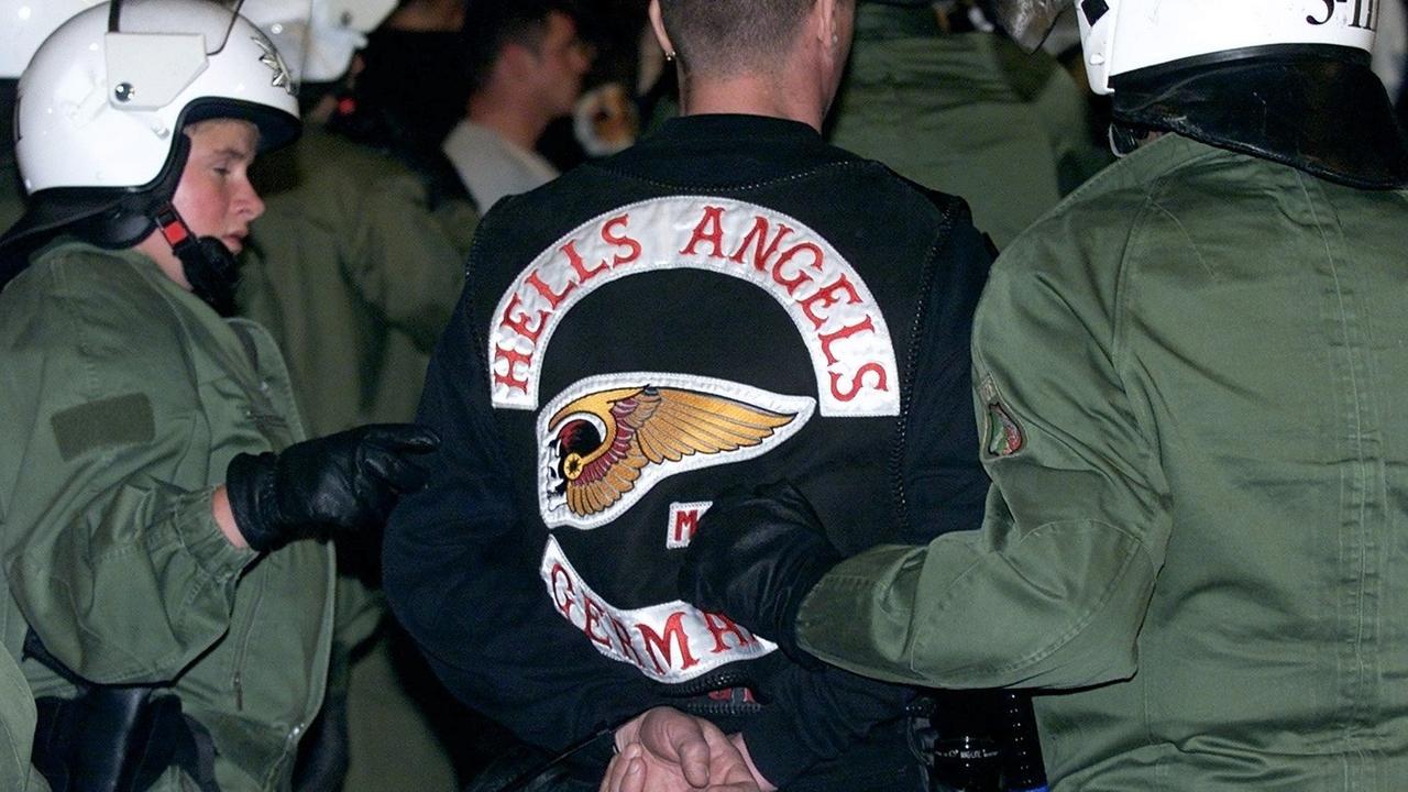 "Rockerkrieg: Mord und Verrat": Im Rahmen eines Großeinsatzes nehmen Polizeibeamte in Dortmund ein Mitglied des Rockerclubs ''Hells Angels'' fest. 
