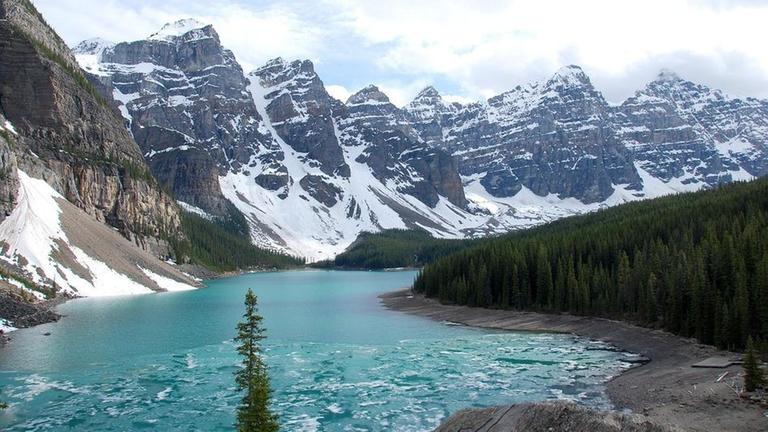 Blick auf die Rocky Mountains am Moraine Lake in Alberta/Kanada
