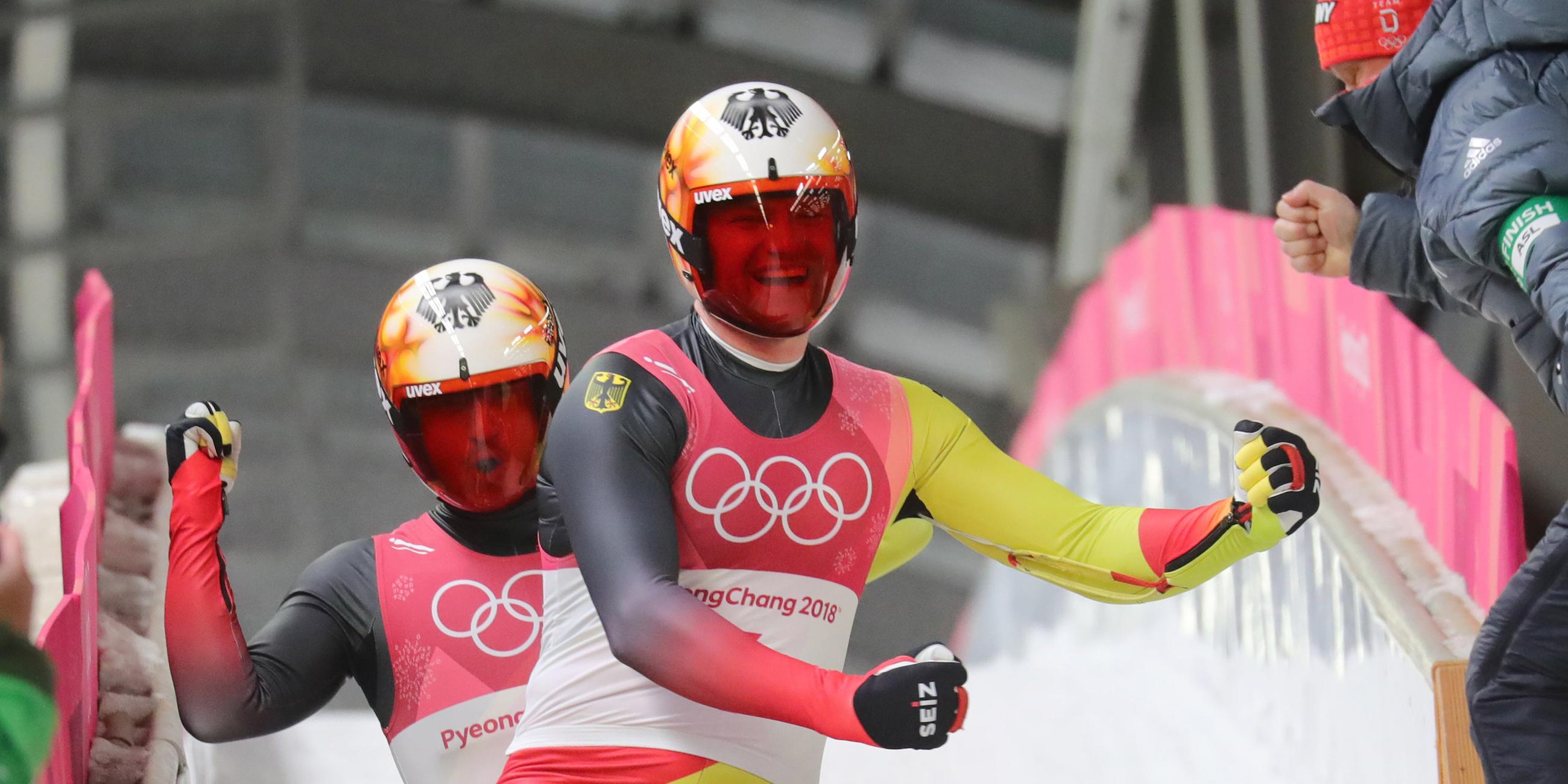 Rodel-Doppelsitzer Toni Eggert und Sascha Benecken jubeln über Bronze 