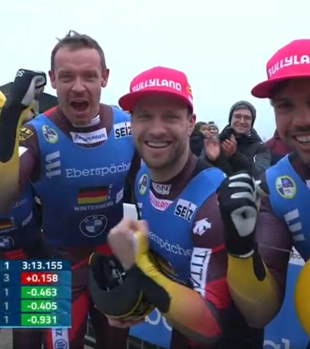 Deutsche Rodel-Teamstaffel jubelt beim Weltcup in Winterberg.