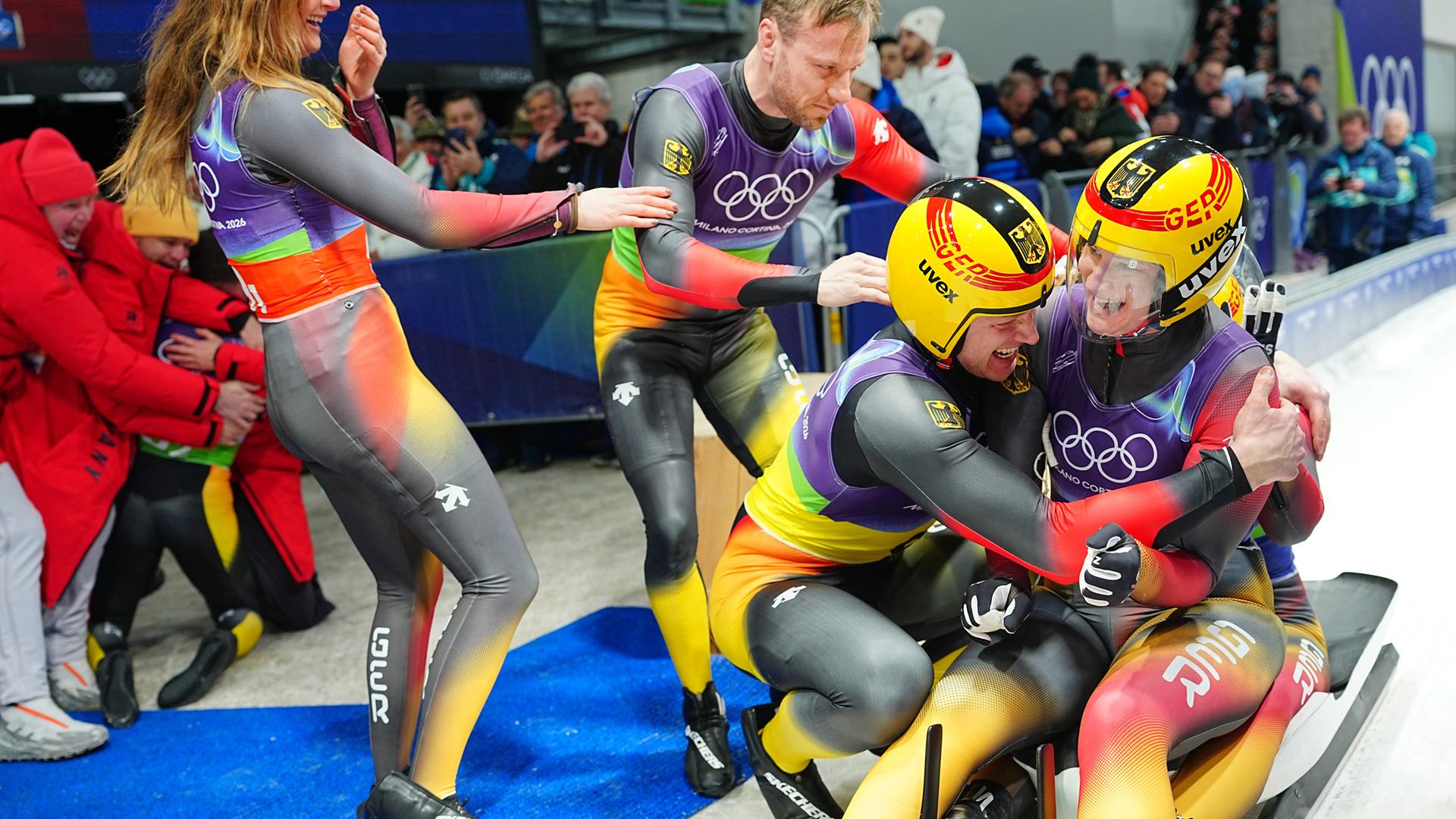 Team Deutschland feiert im Ziel den Sieg.