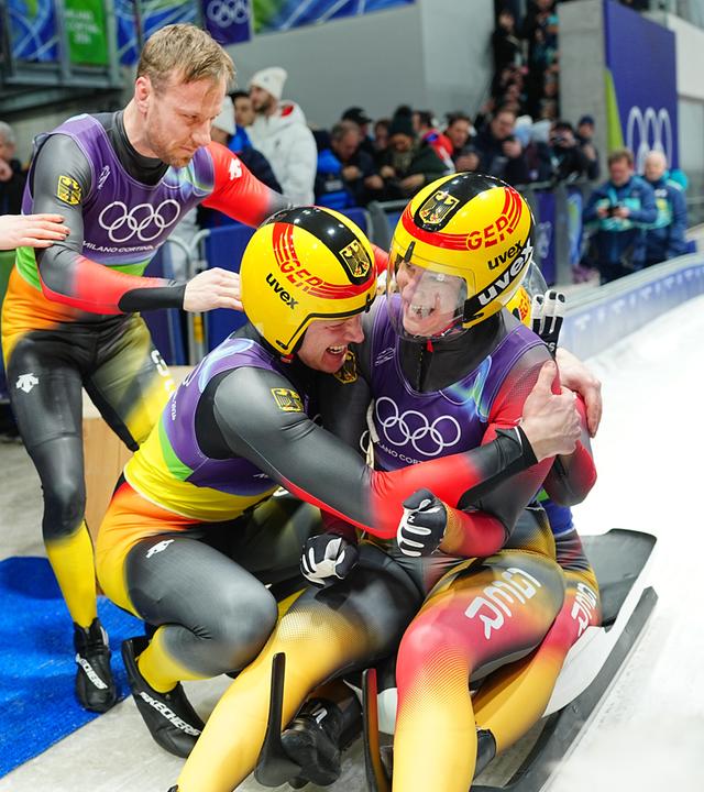 Team Deutschland feiert im Ziel den Sieg.